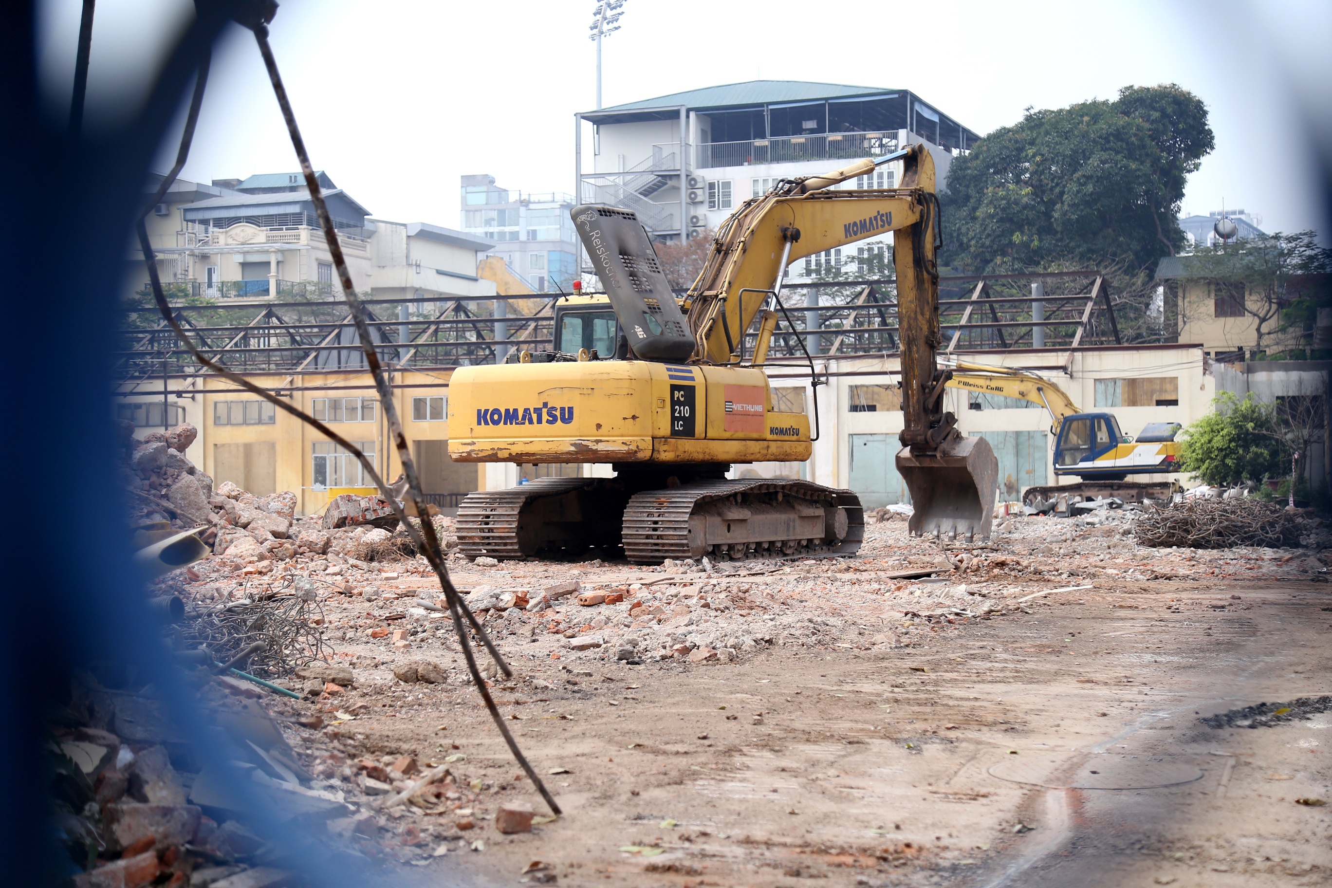 Những chiếc m&aacute;y x&uacute;c đang đ&atilde; phải "nghỉ ngơi", kh&ocirc;ng c&ograve;n đ&agrave;o bới, băm chặt những mảng tường của c&ocirc;ng tr&igrave;nh như những ng&agrave;y trước.