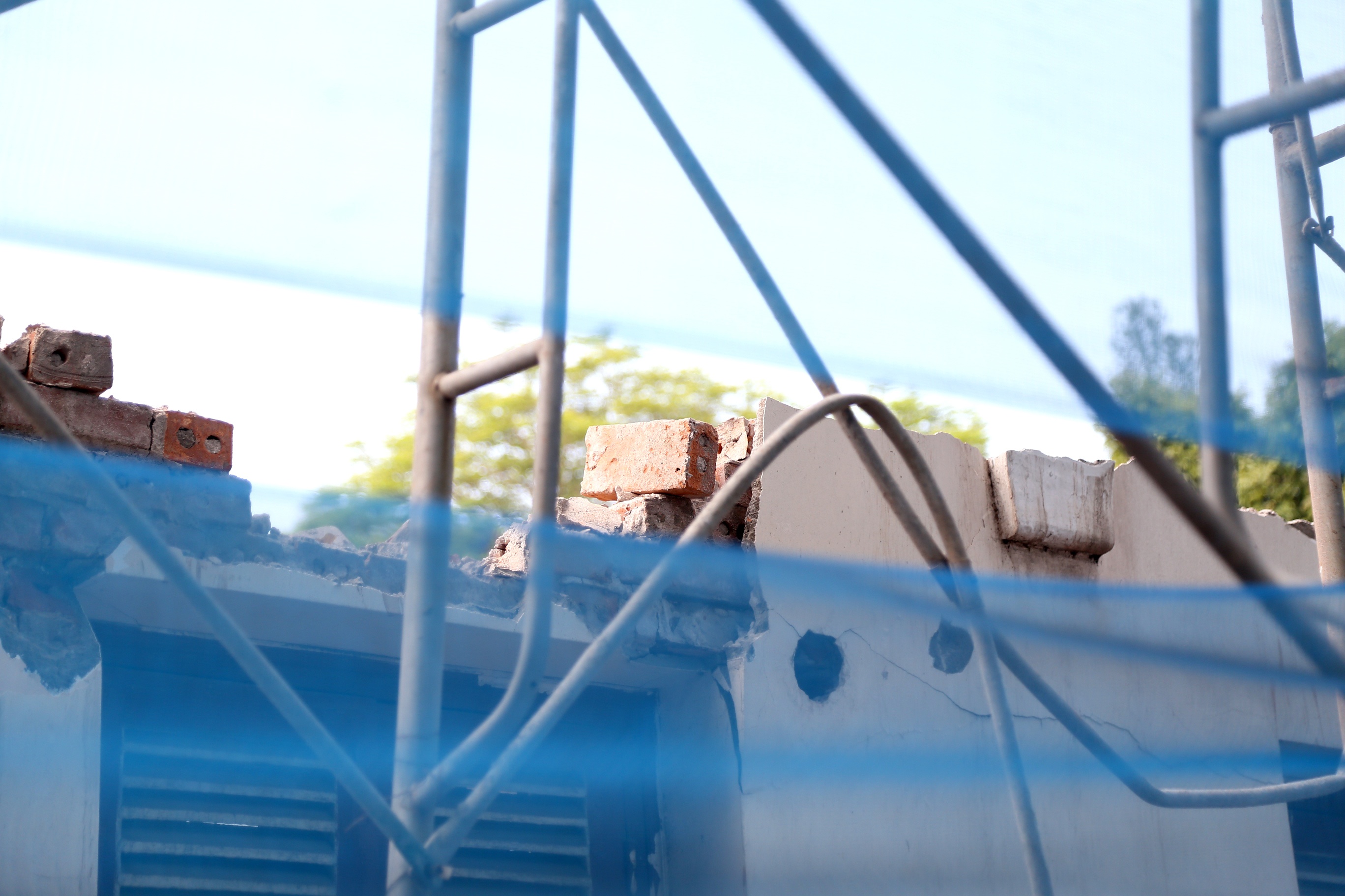 Những bức tường ngăn c&aacute;ch giữa đường v&agrave; ph&iacute;a trong khu đất đang được ph&aacute; dỡ dang dở.