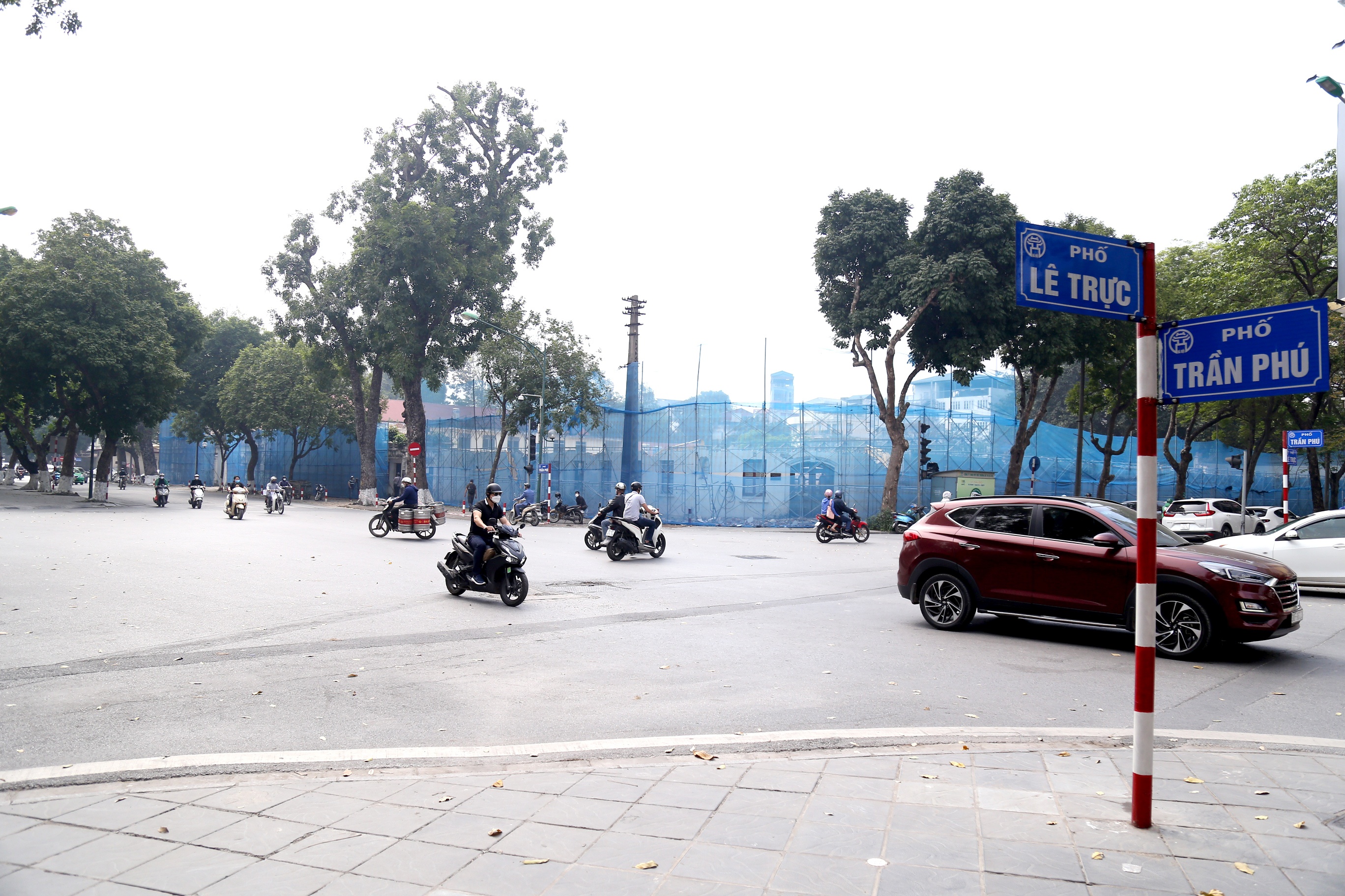 Ban đầu, Postef dự định x&acirc;y dựng khu đất n&agrave;y trở th&agrave;nh Trung t&acirc;m C&ocirc;ng nghệ cao v&agrave; Trung t&acirc;m Nghi&ecirc;n cứu v&agrave; ph&aacute;t triển (R&D). Tuy nhi&ecirc;n, sau đ&oacute; Postef quyết định g&oacute;p vốn với đối t&aacute;c ph&aacute;t triển bất động sản, chuyển đổi th&agrave;nh Dự &aacute;n đầu tư x&acirc;y dựng c&ocirc;ng tr&igrave;nh đa chức năng Postef. C&ocirc;ng ty thu&ecirc; đất của nh&agrave; nước c&oacute; thời hạn thu&ecirc; l&agrave; 50 năm, ng&agrave;y hết hạn l&agrave; 24/6/2067 với tổng diện t&iacute;ch đất  thu&ecirc; l&agrave; 7.523 m2.