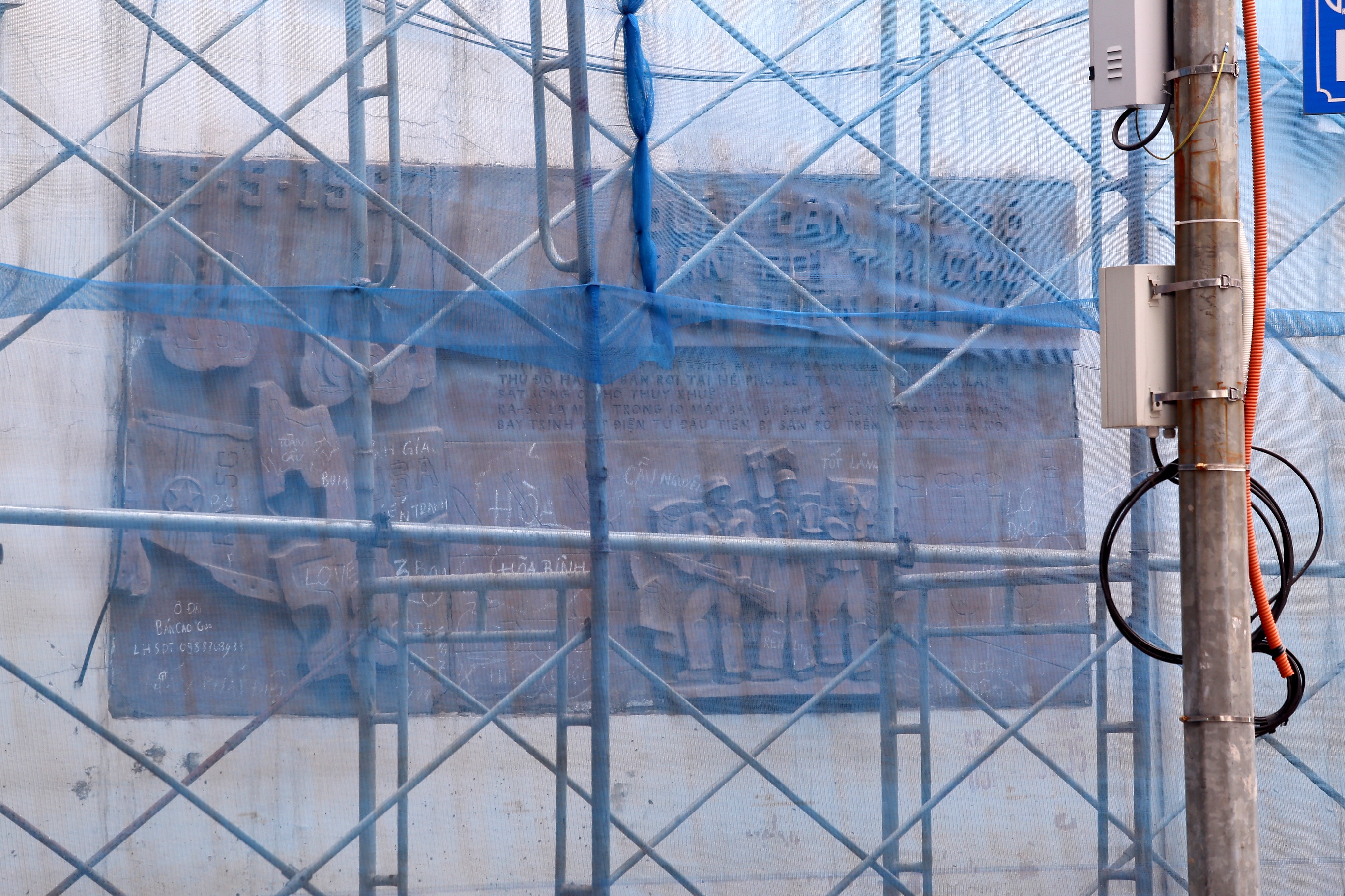 Bức ph&ugrave; đi&ecirc;u nổi thể hiện Qu&acirc;n d&acirc;n Thủ đ&ocirc; bắn rơi m&aacute;y bay Mỹ tại bức tường của c&ocirc;ng tr&igrave;nh của khu đất n&agrave;y vẫn được giữ nguy&ecirc;n, chưa bị ph&aacute; dỡ.