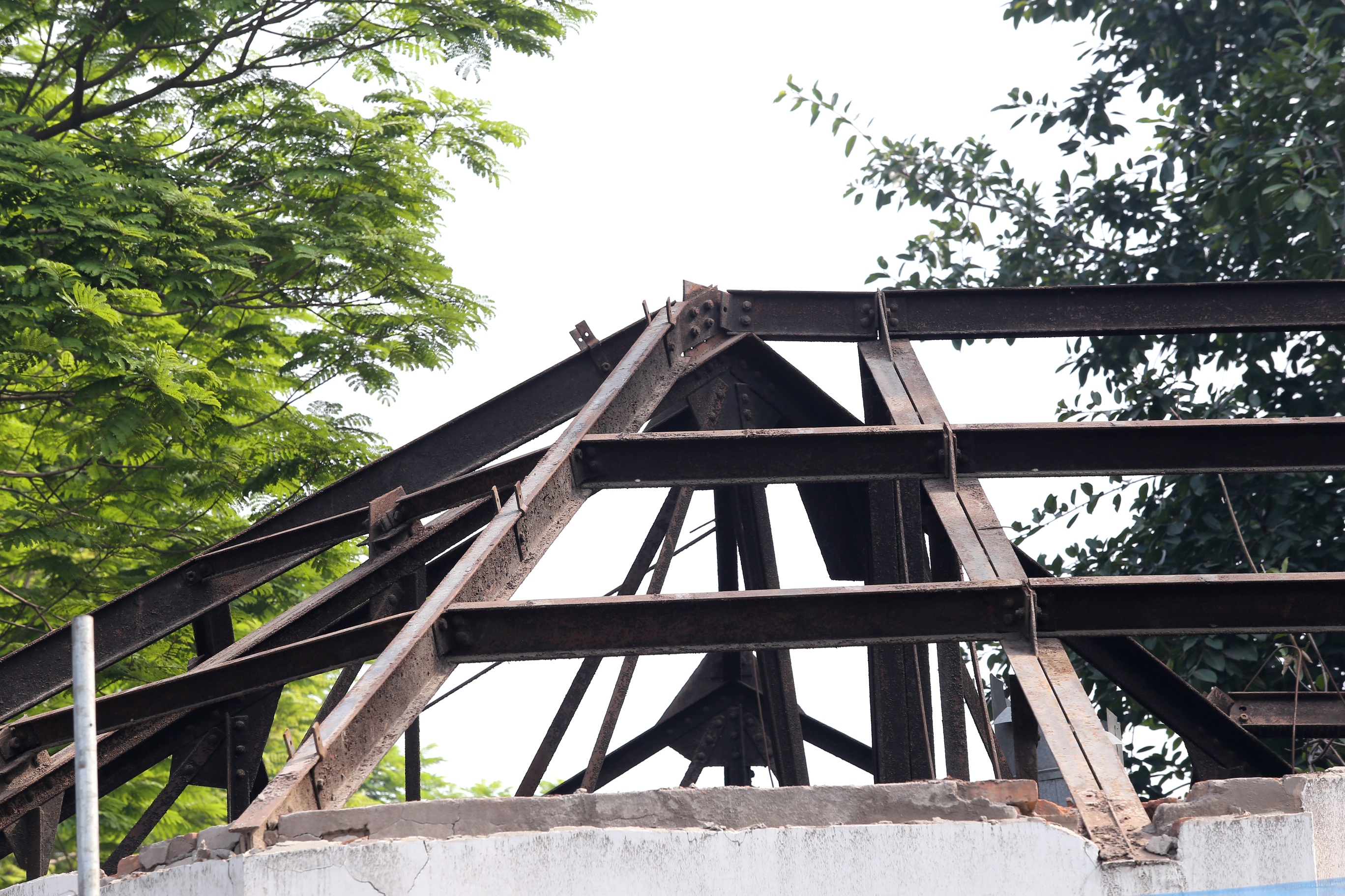 Nhiều phần m&aacute;i của c&ocirc;ng tr&igrave;nh đ&atilde; bị th&aacute;o dỡ chỉ c&ograve;n lại trơ khung sắt.