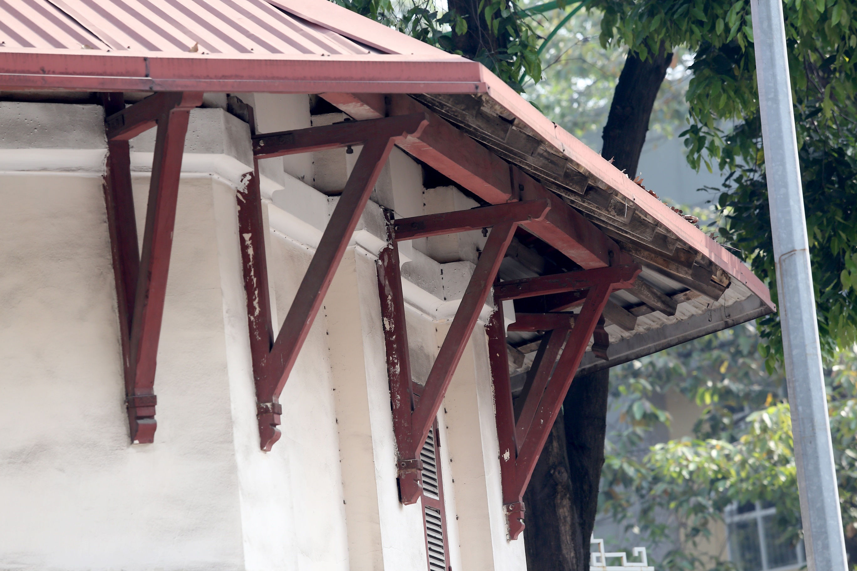 D&atilde;y nh&agrave; c&oacute; những m&aacute;i v&igrave; k&egrave;o đặc trưng, dấu ấn kiến tr&uacute;c nh&agrave; xưởng c&ograve;n nguy&ecirc;n vẹn. Khu đất tr&ecirc;n rộng hơn 9.000m2 l&agrave; trụ sở ch&iacute;nh v&agrave; nh&agrave; m&aacute;y sản xuất của C&ocirc;ng ty CP thiết bị Bưu điện (Postef).