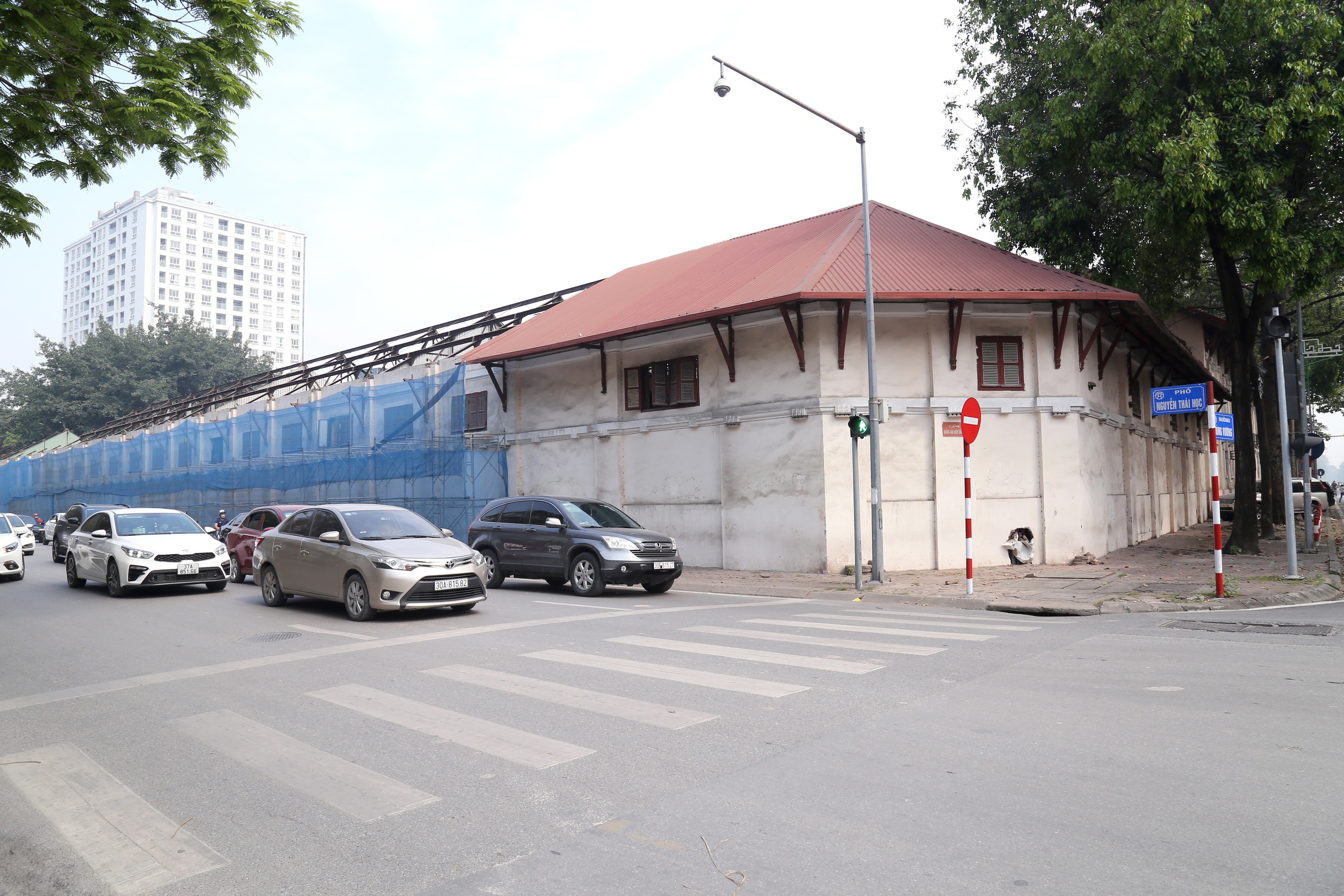 H&ocirc;m qua (6/4), B&iacute; thư Th&agrave;nh ủy H&agrave; Nội y&ecirc;u cầu c&aacute;c cơ quan chức năng khẩn trương c&oacute; văn bản y&ecirc;u cầu chủ đầu tư tạm dừng thi c&ocirc;ng c&ocirc;ng tr&igrave;nh tại số 61 Trần Ph&uacute;, tổ chức kiểm tra quy tr&igrave;nh, thủ tục triển khai dự &aacute;n n&agrave;y.