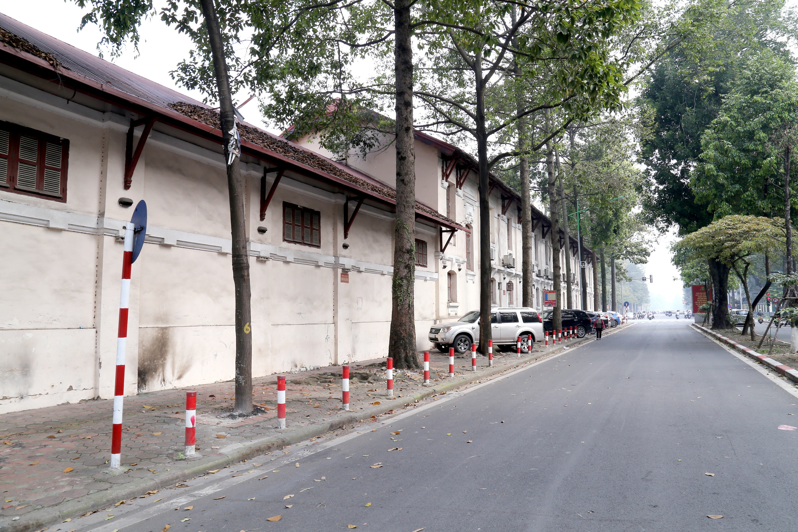 B&iacute; thư Th&agrave;nh ủy Đinh Tiến Dũng y&ecirc;u cầu Ban c&aacute;n sự Đảng UBND th&agrave;nh phố chỉ đạo UBND th&agrave;nh phố, c&aacute;c sở, ng&agrave;nh theo chức năng nhiệm vụ được giao khẩn trương c&oacute; văn bản y&ecirc;u cầu chủ đầu tư tạm dừng thi c&ocirc;ng c&ocirc;ng tr&igrave;nh tại số 61 Trần Ph&uacute;; tổ chức kiểm tra quy tr&igrave;nh, thủ tục triển khai dự &aacute;n n&ecirc;u tr&ecirc;n, b&aacute;o c&aacute;o kết quả về Thường trực Th&agrave;nh ủy trước ng&agrave;y 8/4.