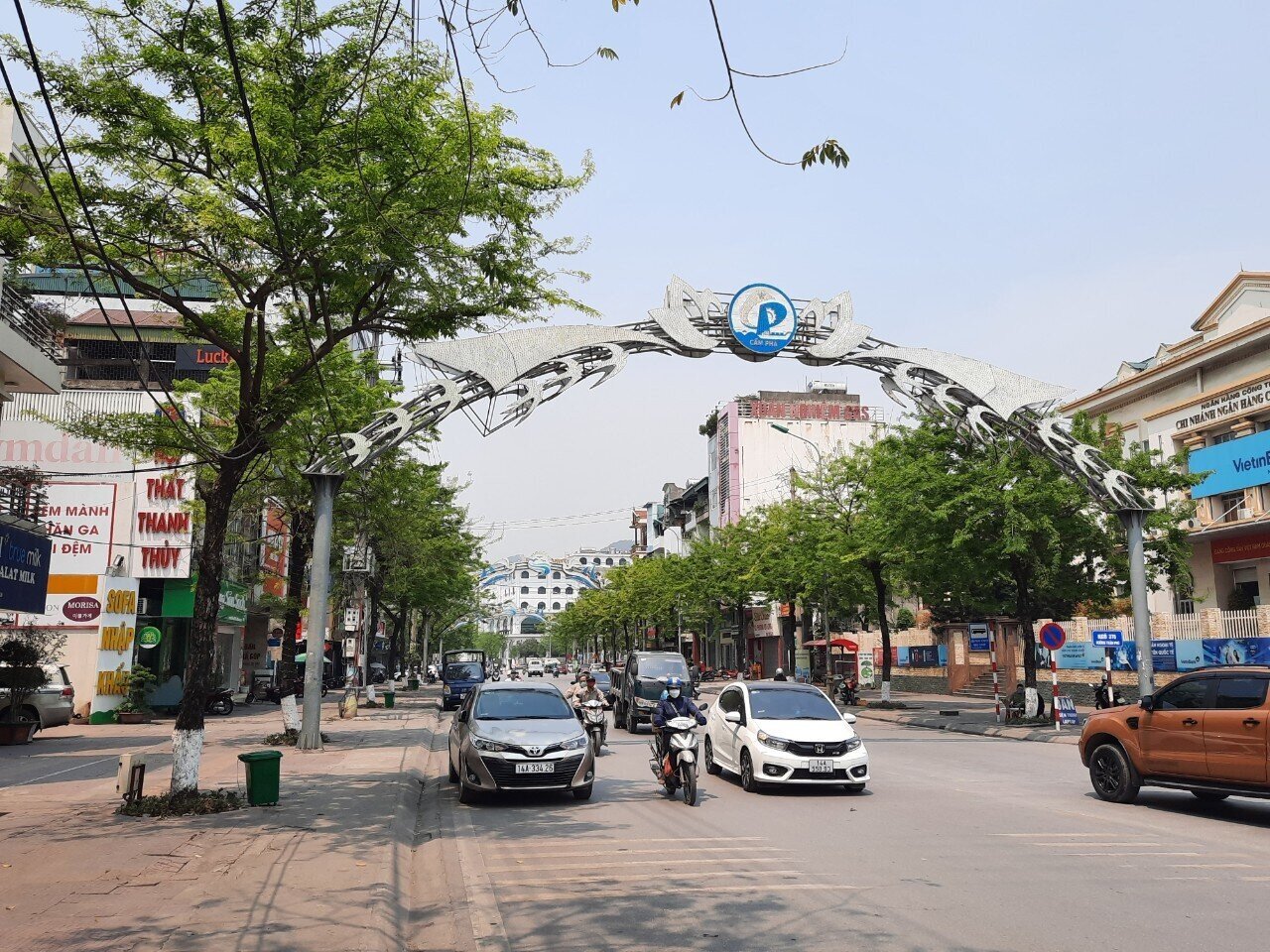 Cơ sở hạ tầng giao th&ocirc;ng ở TP Cẩm Phả được đầu tư mạnh những năm gần đ&acirc;y. Tr&ecirc;n những đường phố khang trang kh&ocirc;ng c&ograve;n cảnh đường s&aacute; xuống cấp, bụi bặm do c&aacute;c xe chở than g&acirc;y ra như trước.