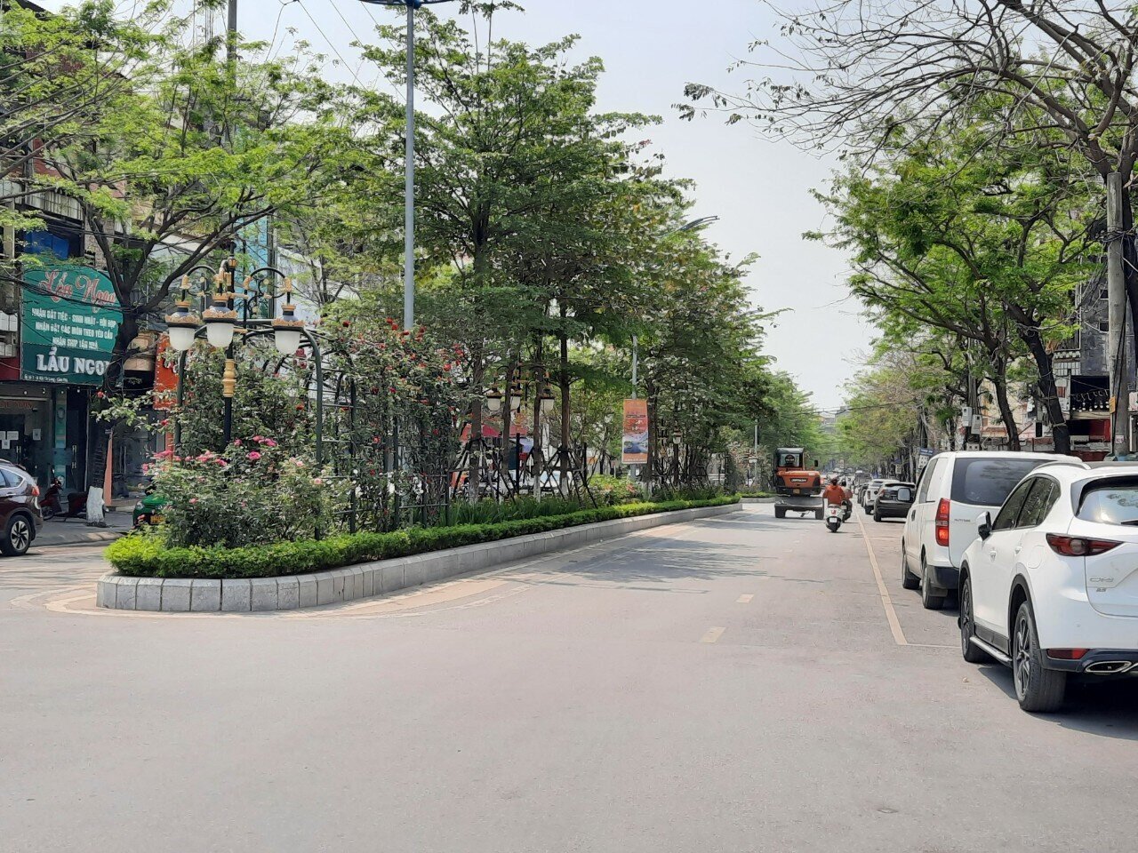 Như tuyến phố B&aacute;i Tử Long nối d&agrave;i v&agrave; phố V&otilde; Huy T&acirc;m ở phường Cẩm Trung đ&atilde; trở th&agrave;nh niềm tự h&agrave;o của TP Cẩm Phả về tinh thần, chủ trương chuyển đổi m&ocirc; h&igrave;nh tăng trưởng "từ n&acirc;u sang xanh".