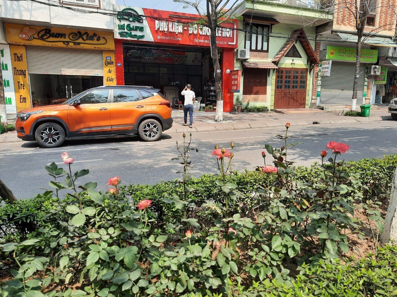 Nhiều lo&agrave;i hoa đua sắc tr&ecirc;n tuyến đường tạo cảm gi&aacute;c thư gi&atilde;n, giảm bớt mệt mỏi cho người tham gia giao th&ocirc;ng.