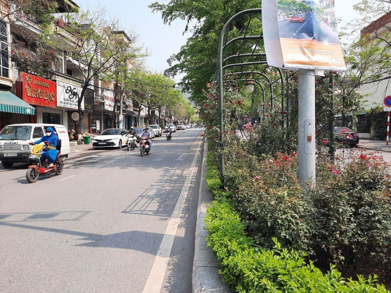 Tuyến phố B&aacute;i Tử Long nối d&agrave;i v&agrave; phố V&otilde; Huy T&acirc;m chỉ d&agrave;i tr&ecirc;n 1km, đấu nối từ đường nội thị TP Cẩm Phả ra QL18A v&agrave; k&eacute;o d&agrave;i xuống khu vực b&atilde;i biển Bến Do thuộc phường Cẩm Trung. V&agrave;i năm trước, sau khi được n&acirc;ng cấp, mở rộng l&ecirc;n 4 l&agrave;n xe, ch&iacute;nh quyền địa phương đ&atilde; chủ trương đầu tư x&acirc;y dựng th&agrave;nh tuyến đường hoa "kiểu mẫu".