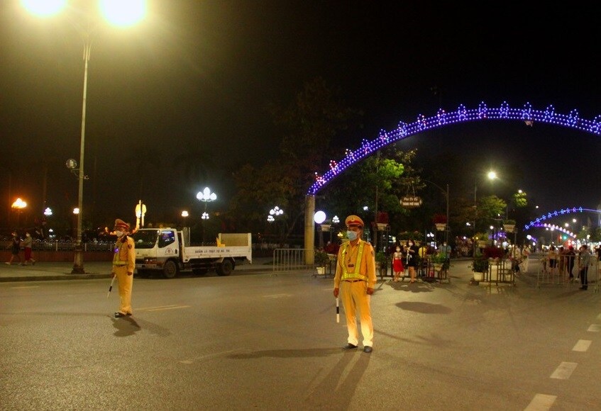 Lực lượng CSGT C&ocirc;ng an TP Vinh tiến h&agrave;nh ph&acirc;n luồng điều tiết giao th&ocirc;ng kh&ocirc;ng cho c&aacute;c phương tiện đi v&agrave;o khu vực phố đi bộ.