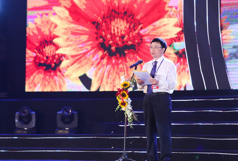 Ph&oacute; Chủ tịch UBND tỉnh Nghệ An - B&ugrave;i Đ&igrave;nh Long k&ecirc;u gọi: Du kh&aacute;ch gần xa h&atilde;y về với biển Cửa L&ograve; để được trải nghiệm v&agrave; nh&acirc;n l&ecirc;n  t&igrave;nh y&ecirc;u biển đảo thi&ecirc;ng li&ecirc;ng; để được kh&aacute;m ph&aacute;, t&ocirc;n vinh gi&aacute; trị văn h&oacute;a  truyền thống của xứ Nghệ, của d&acirc;n tộc Việt Nam.