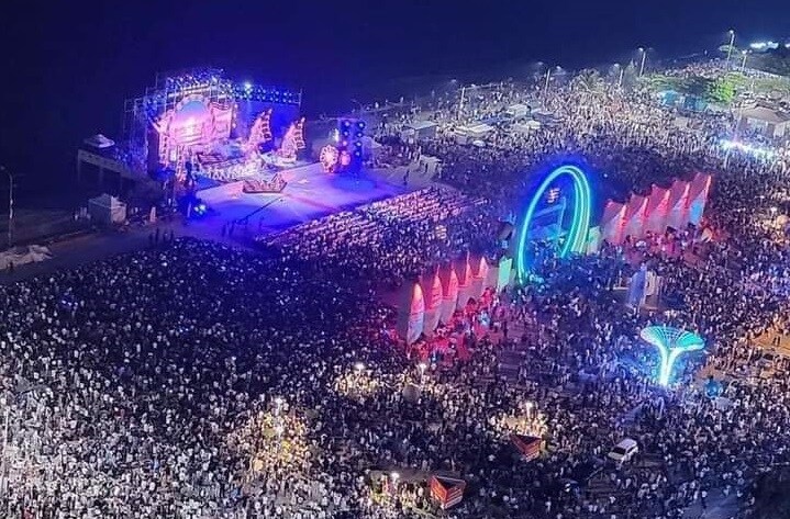 Tối 8/4, h&agrave;ng vạn người đổ về Cửa L&ograve; tham dự đ&ecirc;m khai hội Lễ hội Du lịch Cửa L&ograve; năm 2022.