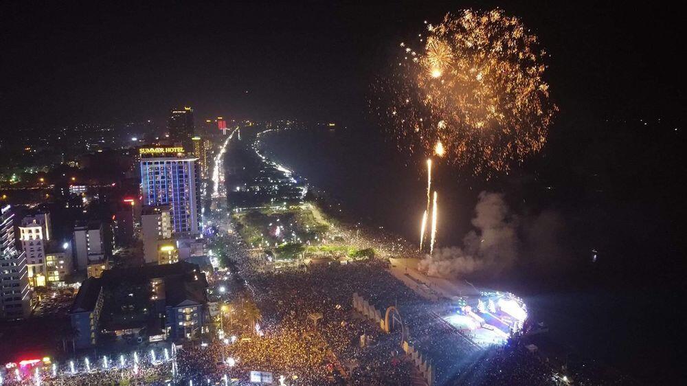 M&agrave;n bắn ph&aacute;o hoa k&eacute;o d&agrave;i 15 ph&uacute;t l&agrave; điểm nhấn đặc biệt trong đ&ecirc;m khai hội.