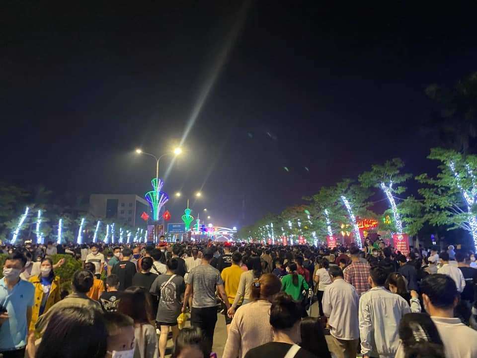 Người d&acirc;n dạo dọc theo đường B&igrave;nh Minh, Tx Cửa L&ograve;.