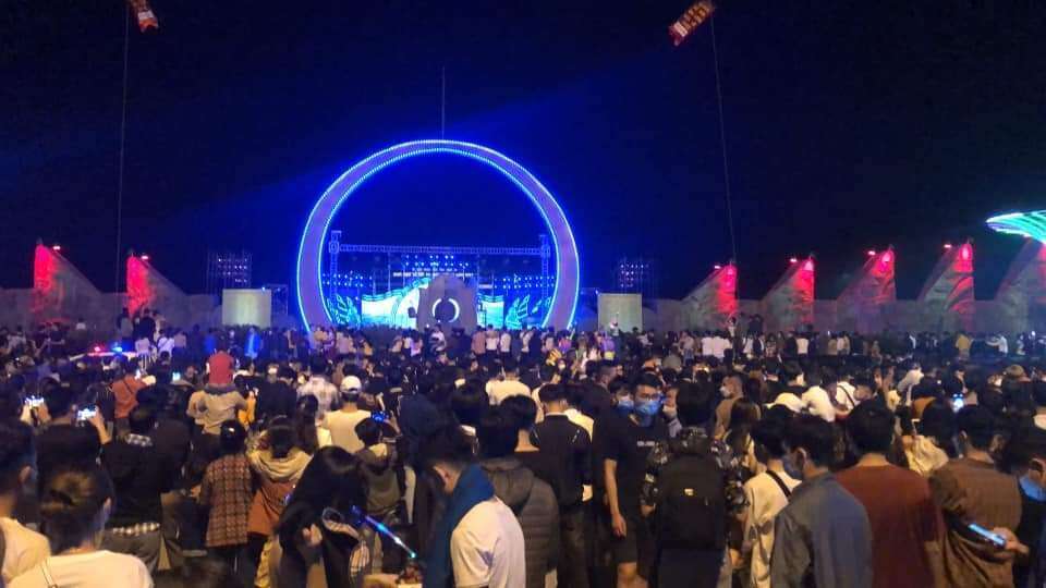 Từng d&ograve;ng người tấp nập đổ về phố biển Cửa L&ograve;. Lễ hội du lịch Cửa L&ograve; năm 2022 được tổ chức l&agrave; dịp để tỉnh Nghệ An giới thiệu, quảng b&aacute; gi&aacute; trị, t&agrave;i nguy&ecirc;n v&agrave; sản phẩm du lịch đặc sắc của m&igrave;nh tới bạn b&egrave;, du kh&aacute;ch trong v&agrave; ngo&agrave;i nước.