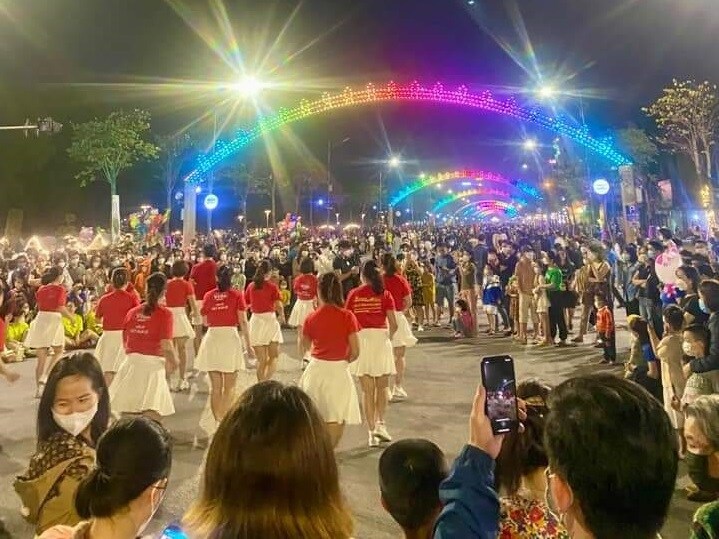 Nhiều hoạt động vui chơi giải tr&iacute; ngo&agrave;i trời được ch&iacute;nh quyền v&agrave; người d&acirc;n tổ chức.