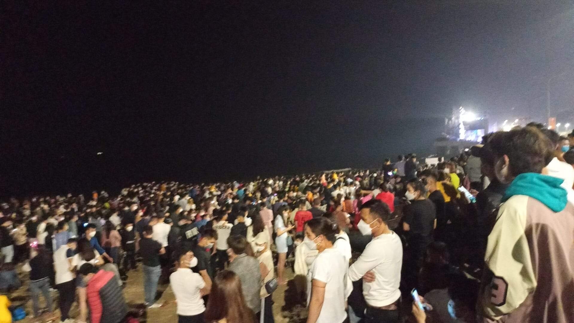 Bạn Nguyễn Thế Nam (sinh vi&ecirc;n Đại học Vinh) d&ugrave; h&ocirc;m nay Cửa L&ograve; qu&aacute; đ&ocirc;ng, nhưng em vẫn thấy vui v&igrave; mọi người đ&atilde; thay đổi suy nghĩ.