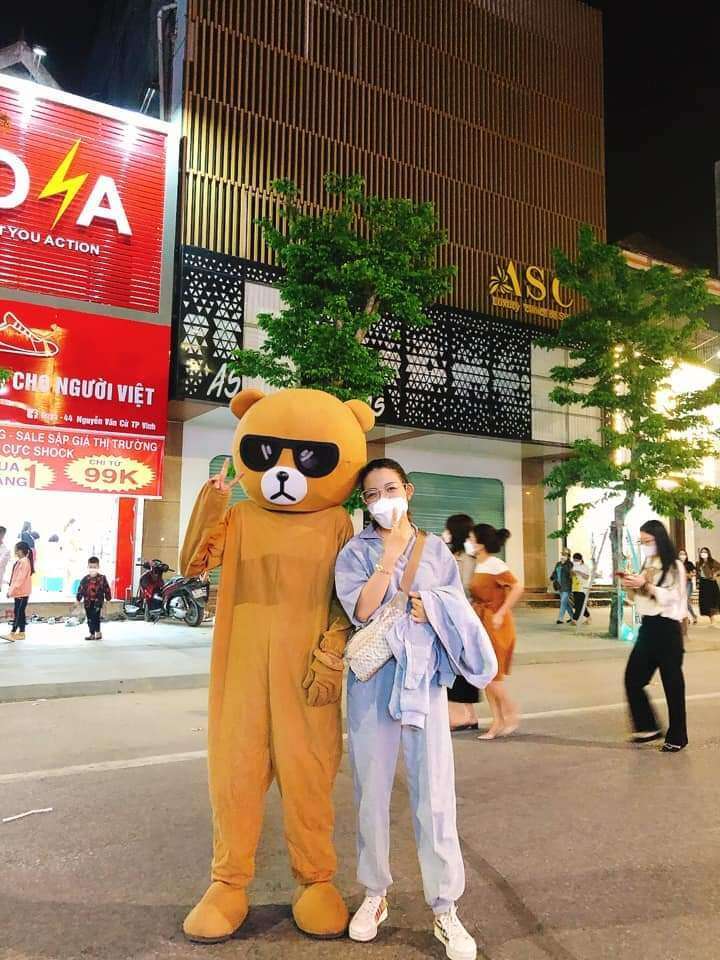 C&aacute;c bạn trẻ vui vẻ chụp lại những bức h&igrave;nh lưu niệm.