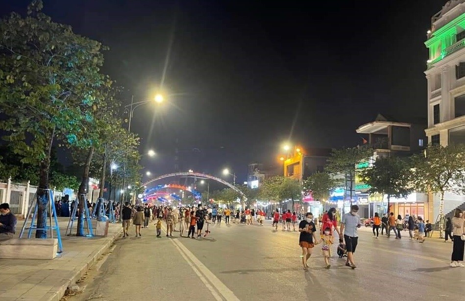 Kh&ocirc;ng đ&ocirc;ng như phố biển Cửa L&ograve;, phố đi bộ ở Tp Vinh cũng kh&aacute; tấp nập trong ng&agrave;y đầu ch&iacute;nh thức mở cửa trở lại.