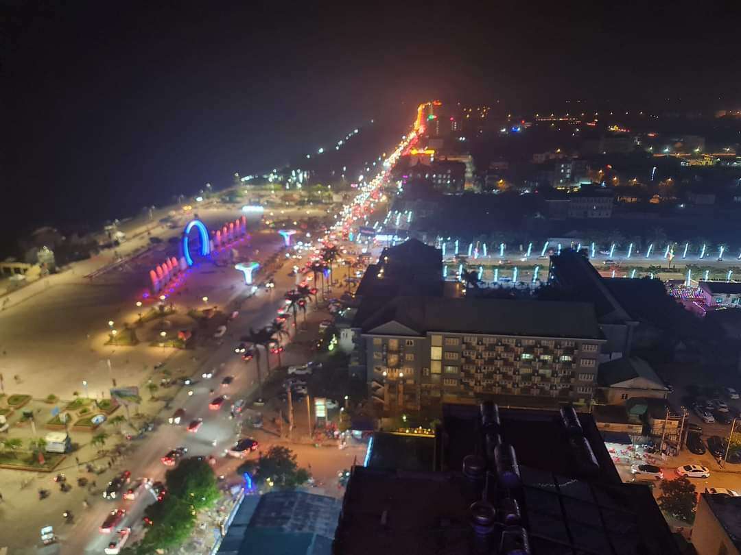 Đến tận 12h đ&ecirc;m, Phố biển Cửa L&ograve; vẫn tấp nập người xe.