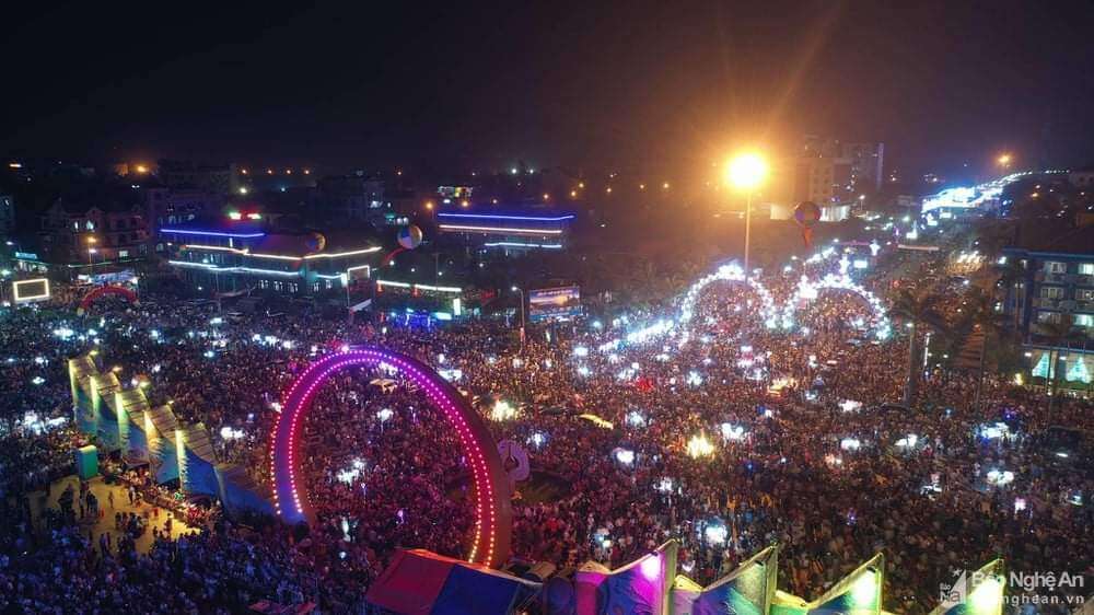 Để chuẩn bị cho m&ugrave;a du lịch năm nay, thị x&atilde; Cửa L&ograve; đ&atilde; tiến h&agrave;nh cải tạo sửa chữa nhiều hạng mục v&agrave; lắp đặt hệ thống đ&egrave;n led trang tr&iacute; rực rỡ.