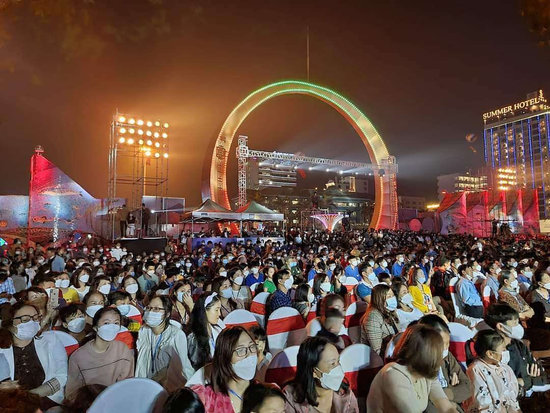 C&aacute;c đại biểu v&agrave; du kh&aacute;ch trong v&agrave; ngo&agrave;i tỉnh Nghệ An tham dự lễ khai hội.