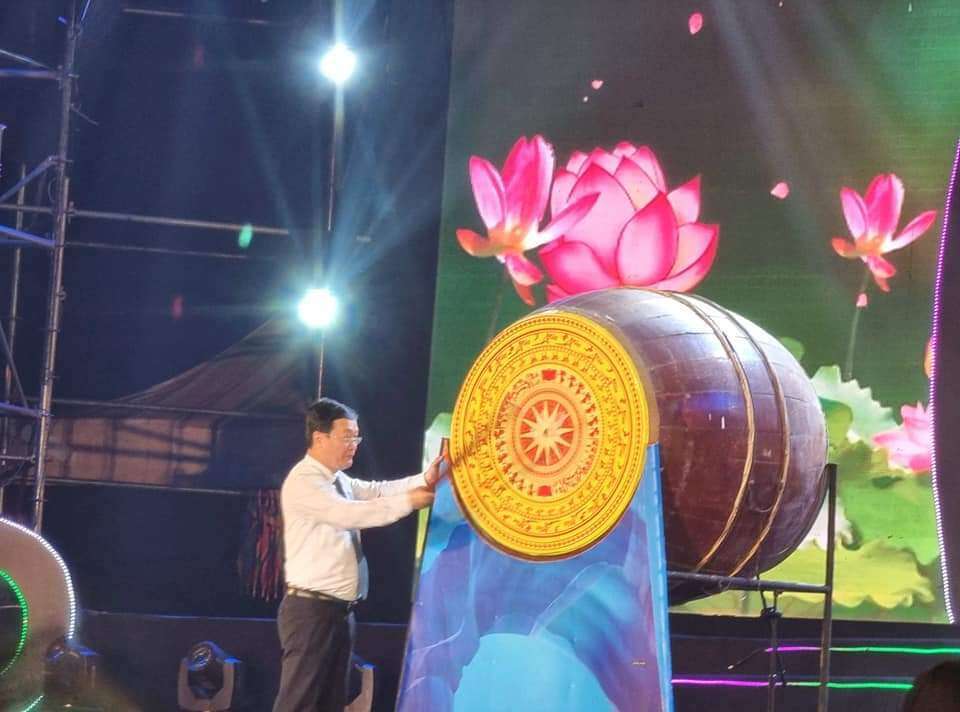 Chủ tịch UBND tỉnh Nghệ An - Nguyễn Đức Trung đ&aacute;nh trống khai hội Lễ hội du lịch Cửa L&ograve; năm 2022.