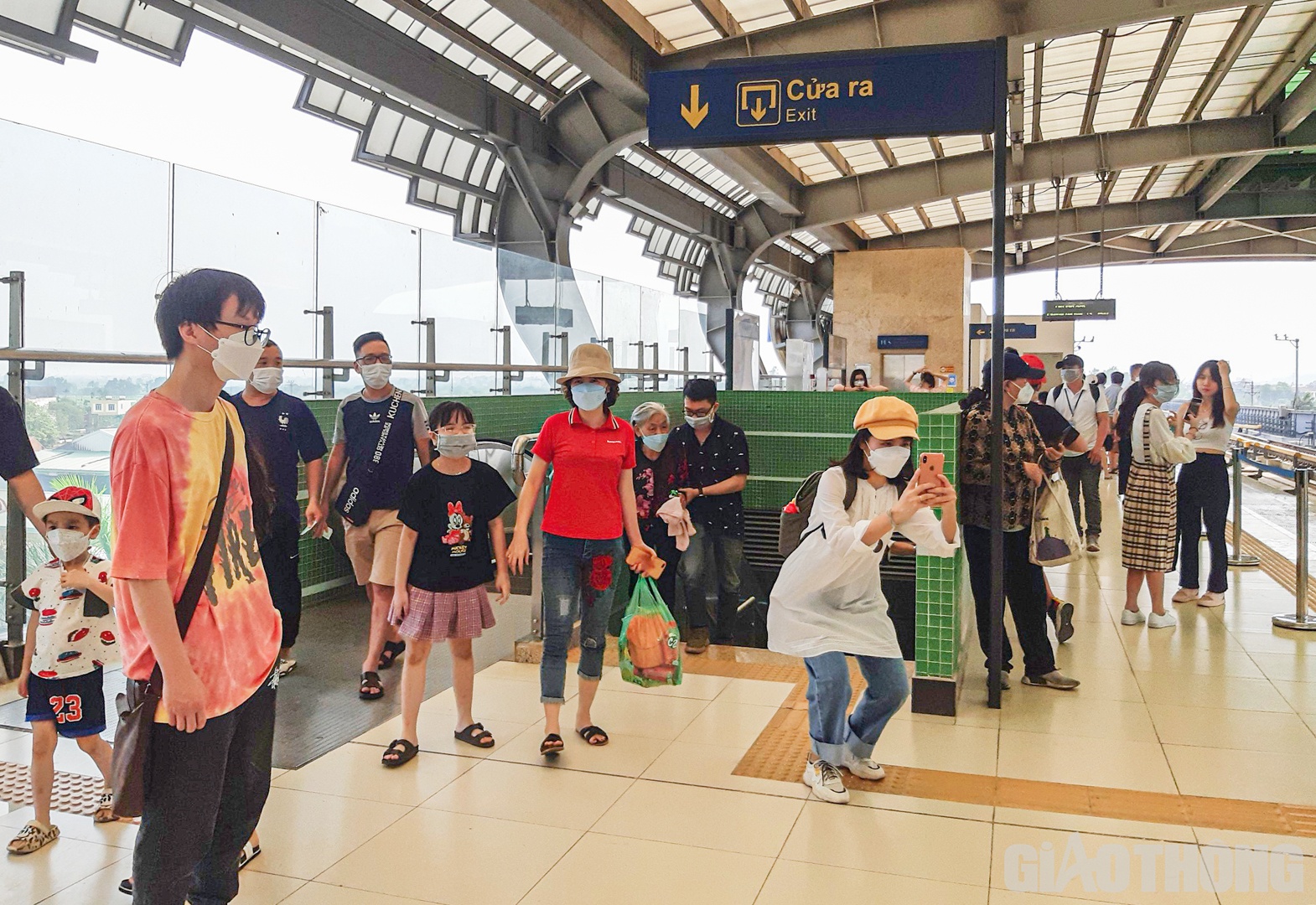 Tại ga Y&ecirc;n Nghĩa, c&oacute; kh&aacute; đ&ocirc;ng h&agrave;nh kh&aacute;ch đứng chờ l&ecirc;n t&agrave;u điện.