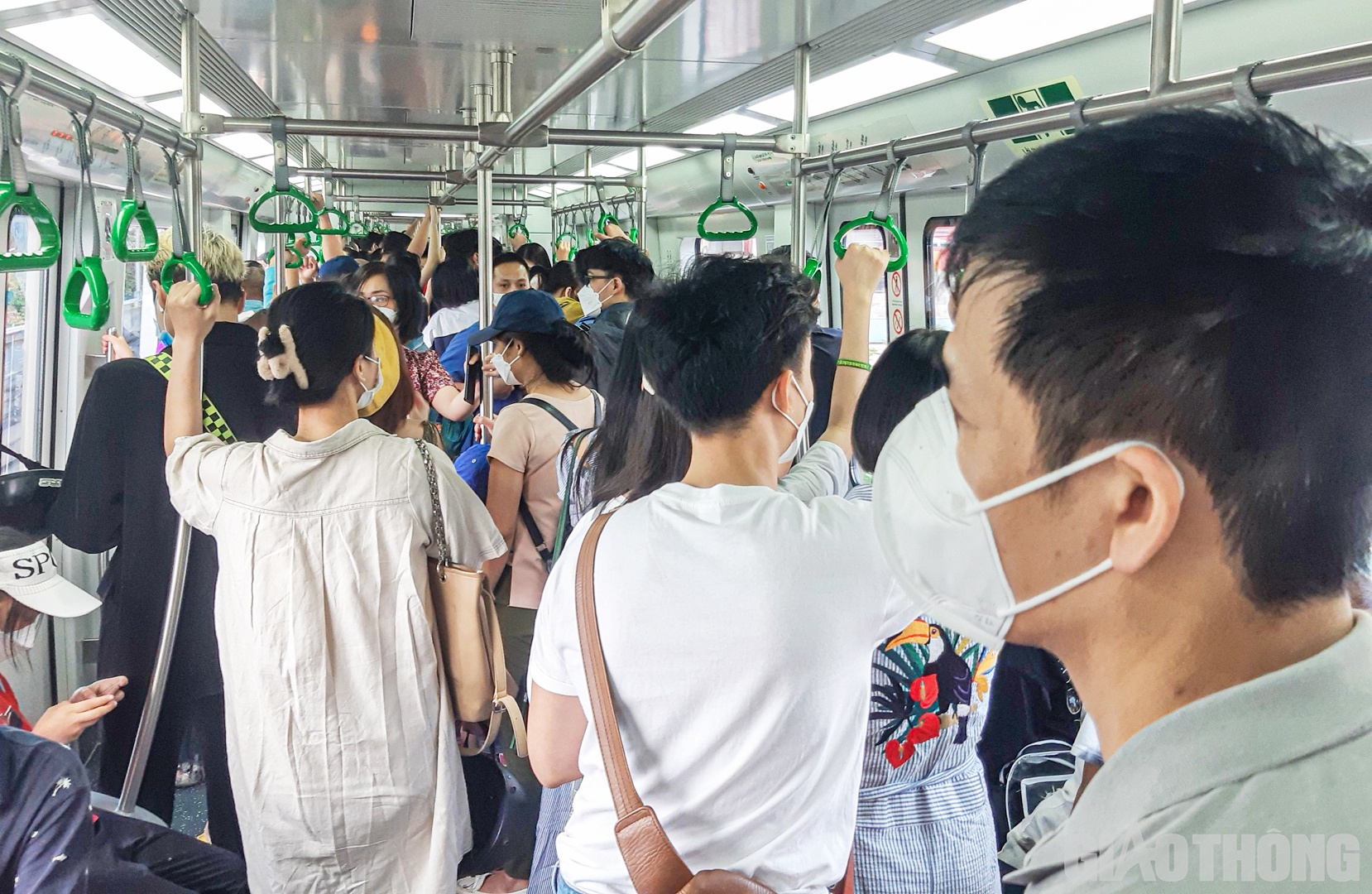 Lượng h&agrave;nh kh&aacute;ch đi t&agrave;u C&aacute;t Linh - H&agrave; Đ&ocirc;ng tăng đột biến so với ng&agrave;y thường.