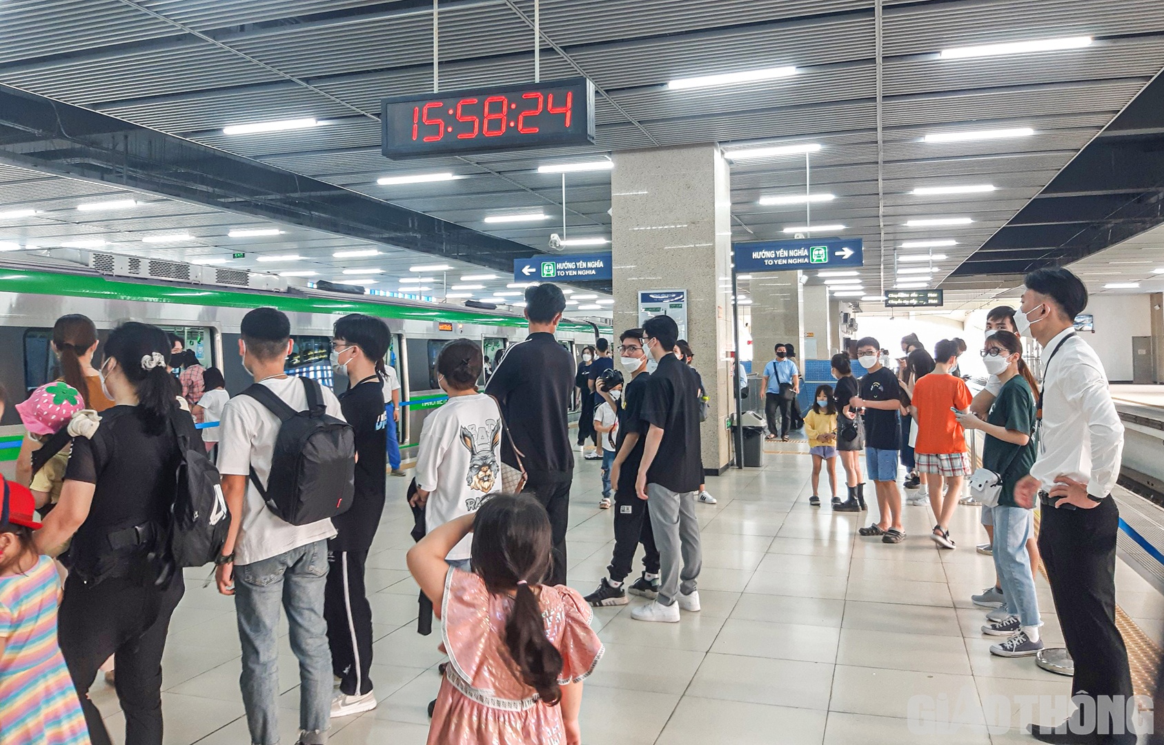 Thời điểm gần 16h, chuyến t&agrave;u từ ga C&aacute;t Linh đi H&agrave; Đ&ocirc;ng qu&aacute; tải. Nhiều h&agrave;nh kh&aacute;ch phải đứng chờ đến lượt l&ecirc;n t&agrave;u.