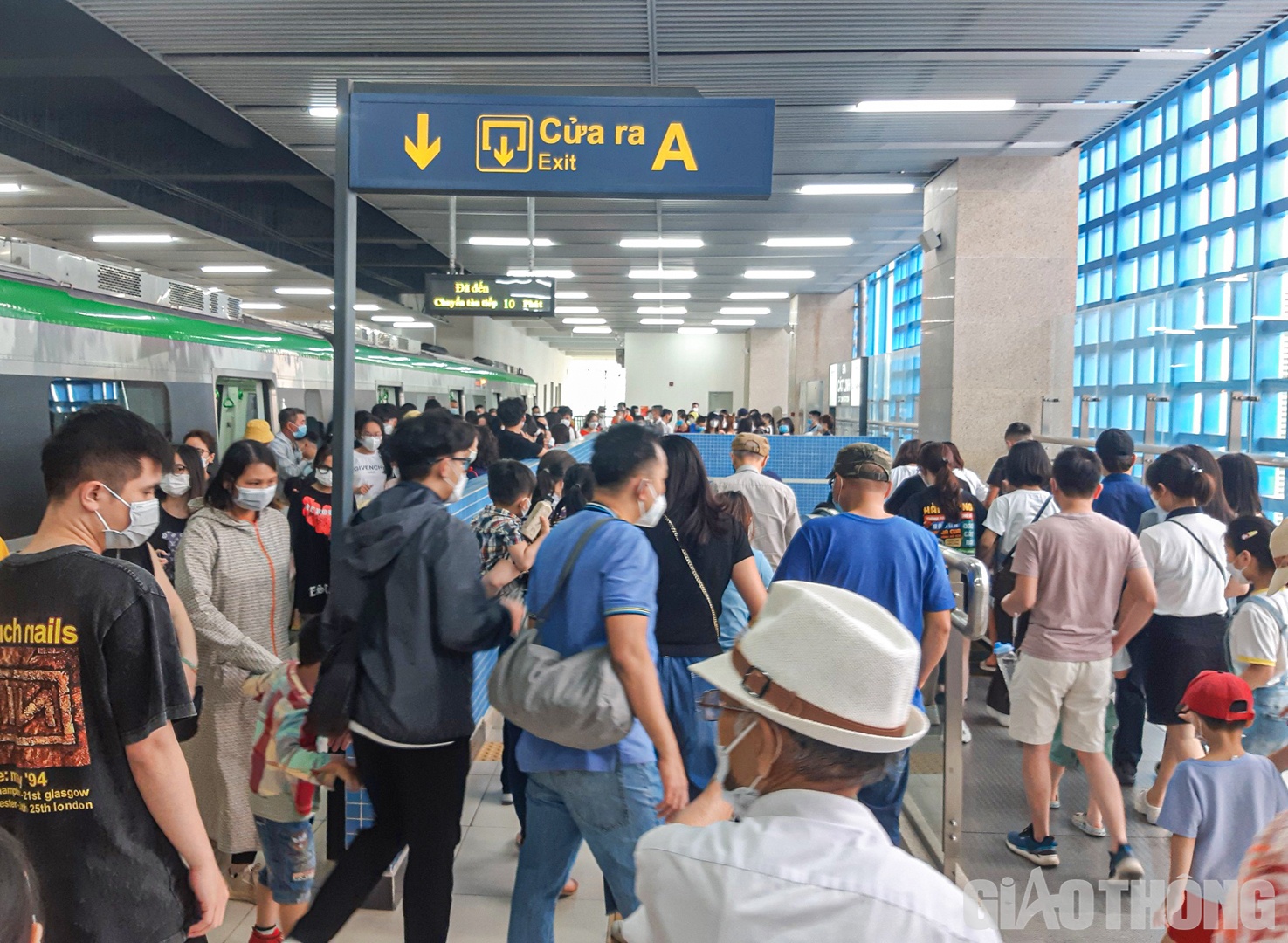 Tương tự, tại ga C&aacute;t Linh cũng đ&ocirc;ng nghẹt kh&aacute;ch.