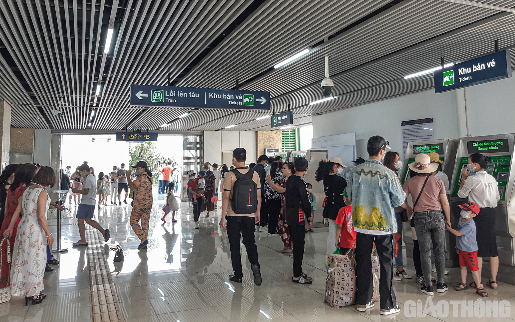 Theo ghi nhận của PV B&aacute;o Giao th&ocirc;ng trong chiều 10/4 (10/3 &Acirc;m lịch), đ&ocirc;ng đảo người d&acirc;n đ&atilde; c&oacute; mặt tại c&aacute;c nh&agrave; ga tr&ecirc;n tuyến t&agrave;u điện C&aacute;t Linh - H&agrave; Đ&ocirc;ng để trải nghiệm, đi lại trong dịp nghỉ lễ Giỗ Tổ H&ugrave;ng Vương.