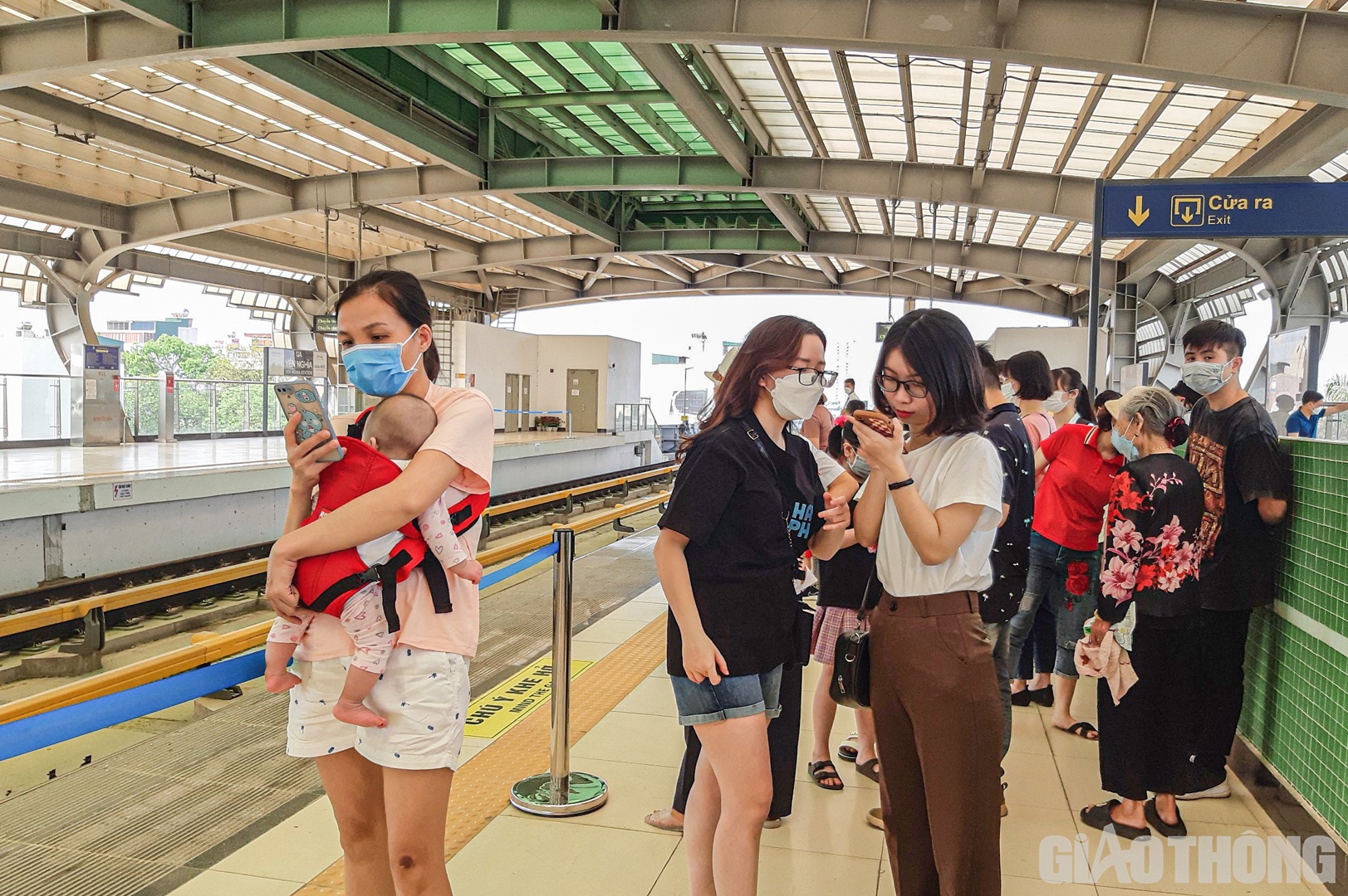 Kh&aacute;ch chờ đi t&agrave;u ở đủ mọi lứa tuổi, từ những em nhỏ đến c&aacute;c cụ gi&agrave;.