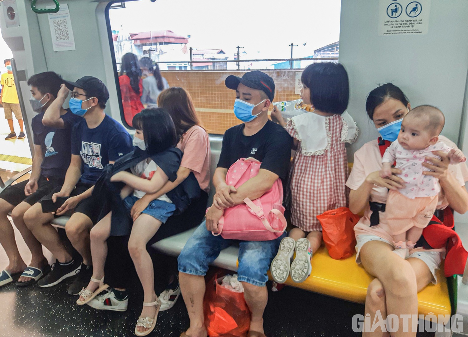 Chị Nguyễn Thị Phương (Xu&acirc;n Mai, H&agrave; Nội) cho biết, nh&acirc;n dịp nghỉ lễ n&ecirc;n cả nh&agrave; lựa chọn đi t&agrave;u điện để ra hồ Gươm chơi. "Mặc d&ugrave; c&aacute;c khoang đều đ&ocirc;ng kh&aacute;ch nhưng t&ocirc;i cảm thấy vẫn kh&ocirc;ng qu&aacute; ngột ngạt", chị Phương chia sẻ.