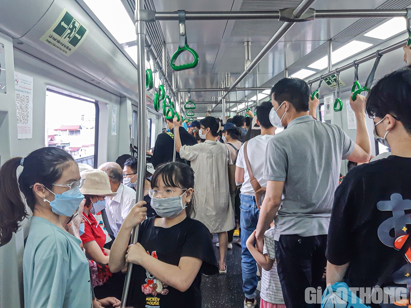 Nhiều người phải đứng v&agrave; sử dụng tay nắm để đảm bảo an to&agrave;n.