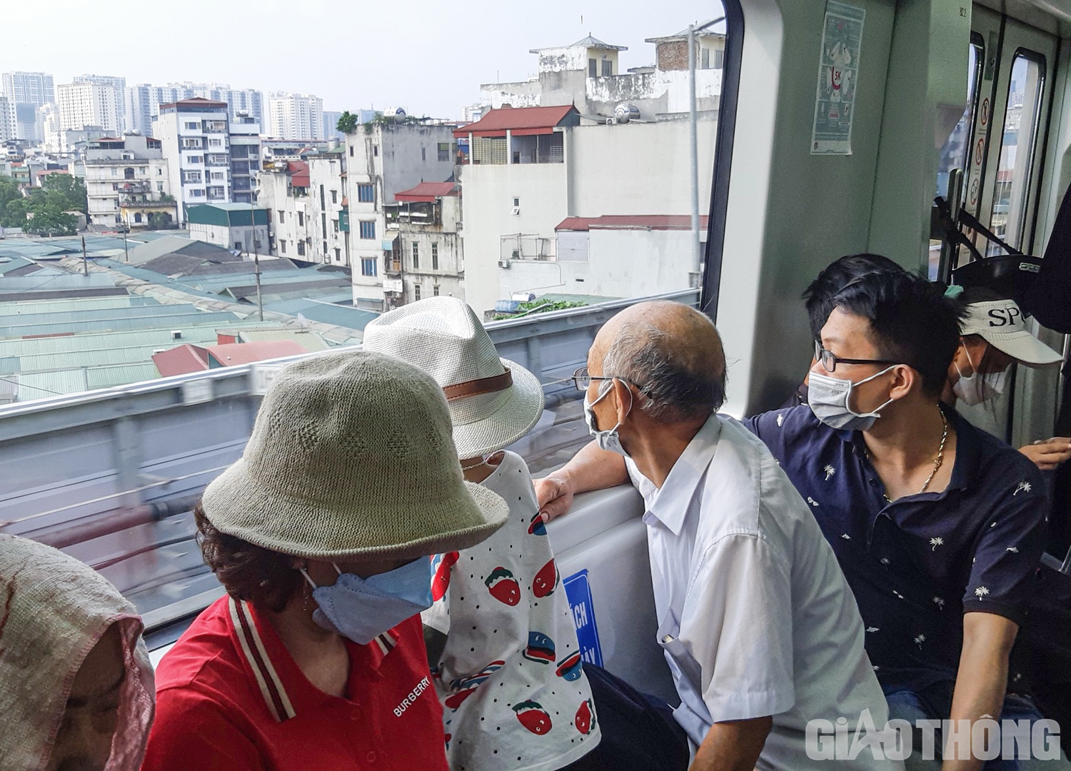 Trong qu&aacute; tr&igrave;nh di chuyển, h&agrave;nh kh&aacute;ch c&oacute; thể ngắm th&agrave;nh phố từ tr&ecirc;n cao.