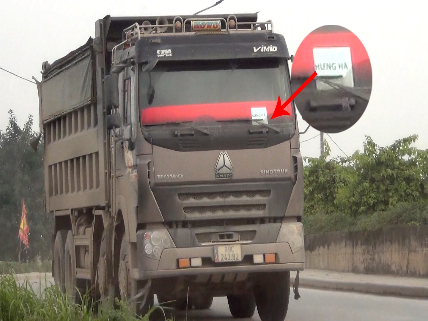 Những chiếc xe tải trọng lớn, c&oacute; biểu hiện qu&aacute; khổ, qu&aacute; tải hoạt động tr&ecirc;n đ&ecirc; tả s&ocirc;ng Hồng (đoạn từ cầu Thanh Tr&igrave; đi B&aacute;t Tr&agrave;ng thuộc x&atilde; Đ&ocirc;ng Dư, huyện Gia L&acirc;m, TP H&agrave; Nội) thường đeo logo dễ nhận diện trước k&iacute;nh l&aacute;i xe. Trong ảnh l&agrave; logo mang t&ecirc;n "Hưng H&agrave;".