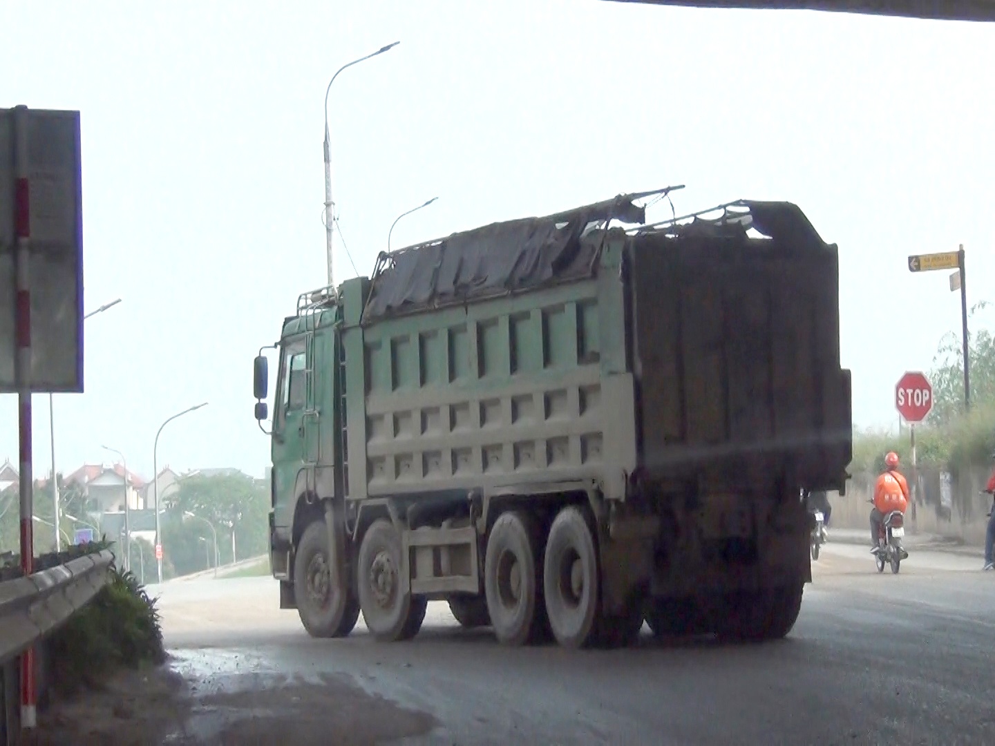 Cụ thể, từ đầu năm đến nay, Đội CSGT - trật tự, C&ocirc;ng an huyện Gia L&acirc;m đ&atilde; xử phạt 7 trường hợp xe &ocirc; t&ocirc; để rơi v&atilde;i vật liệu xuống đường (phạt tiền 21 triệu đồng) v&agrave; 2 trường hợp xe qu&aacute; tải (phạt tiền 10,8 triệu đồng).