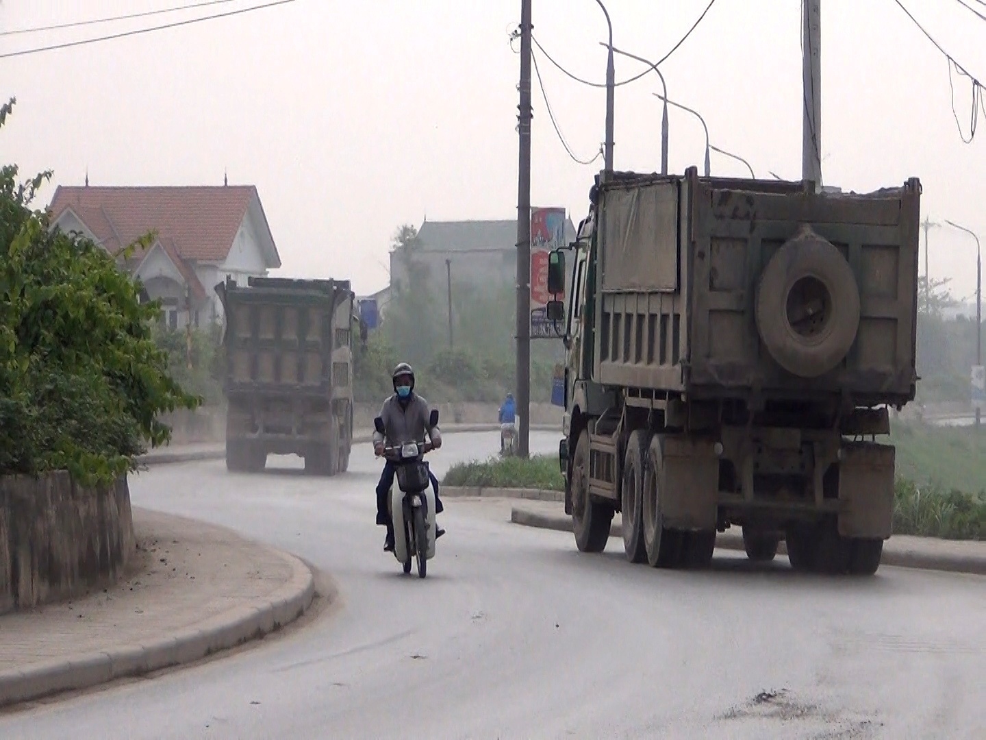 Nhiều xe tải trọng lớn di chuyển n&ecirc;n tuyến đường n&agrave;y thường xuy&ecirc;n trong t&igrave;nh trạng bụi m&ugrave; mịt.