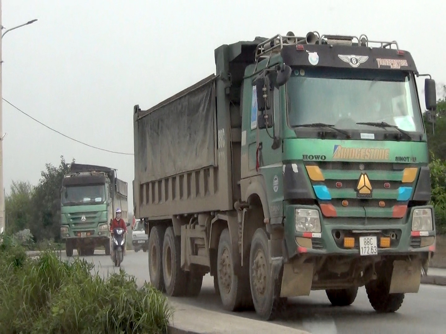 Những chiếc xe tải trọng lớn nối đu&ocirc;i nhau tr&ecirc;n tuyến đ&ecirc; tả s&ocirc;ng Hồng (đoạn từ cầu Thanh Tr&igrave; đi B&aacute;t Tr&agrave;ng thuộc x&atilde; Đ&ocirc;ng Dư, huyện Gia L&acirc;m, TP H&agrave; Nội) khiến người d&acirc;n kh&ocirc;ng khỏi bất an.