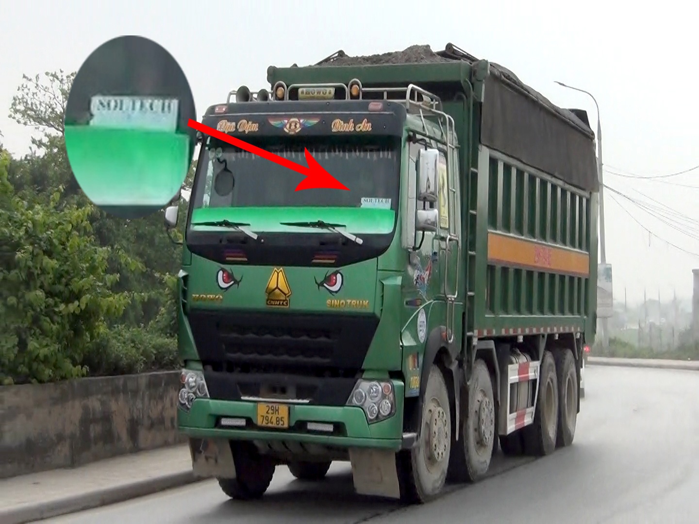 Logo mang t&ecirc;n "SOLTECH" cũng được nhiều xe nghi qu&aacute; khổ, qu&aacute; tải gắn tr&ecirc;n k&iacute;nh chắn gi&oacute; khi di chuyển tr&ecirc;n tuyến đ&ecirc; n&agrave;y.