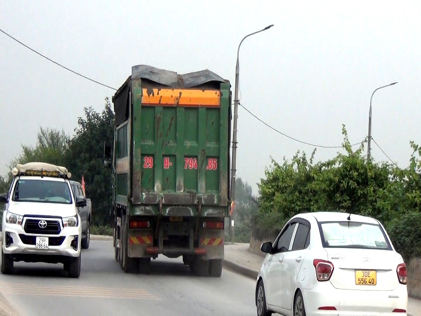 D&ugrave; chỉ cần v&agrave;i giờ l&agrave; c&oacute; thể ghi nhận h&agrave;ng trăm lượt xe c&oacute; biểu hiện qu&aacute; khổ, qu&aacute; tải hoạt động tại đ&acirc;y, nhưng trao đổi với PV, đại diện Đội CSGT - trật tự, C&ocirc;ng an huyện Gia L&acirc;m cho biết, từ đầu năm tới giờ cơ quan n&agrave;y chỉ xử phạt được v&agrave;i trường hợp xe qu&aacute; tải v&agrave; xe chở rơi v&atilde;i vật liệu.