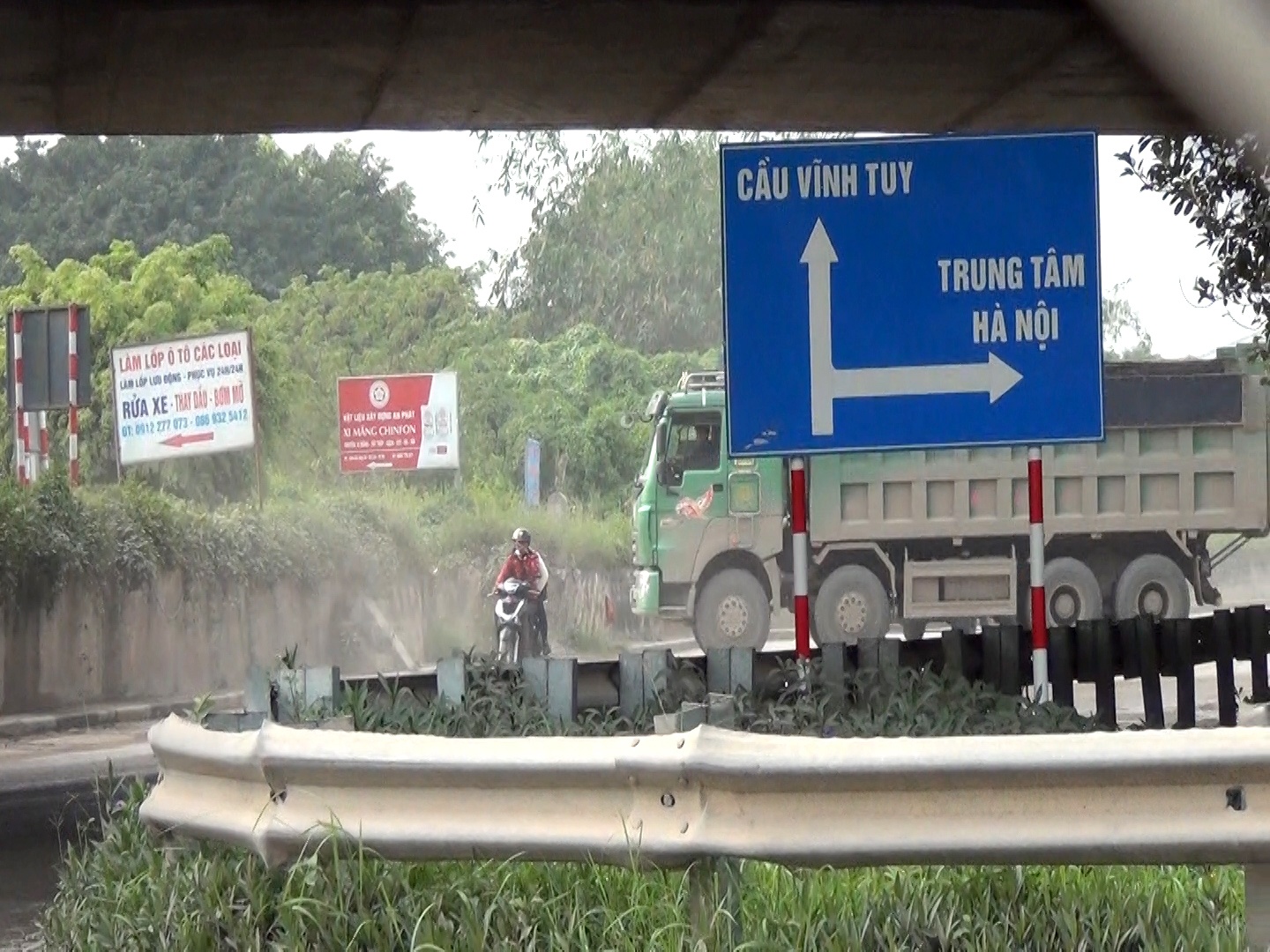 Ghi nhận của PV cho thấy, tại đ&ecirc; tả s&ocirc;ng Hồng (đoạn từ cầu Thanh Tr&igrave; đi B&aacute;t Tr&agrave;ng thuộc x&atilde; Đ&ocirc;ng Dư, huyện Gia L&acirc;m, TP H&agrave; Nội) c&oacute; nhiều b&atilde;i vật liệu x&acirc;y dựng n&ecirc;n xe trọng tải lớn ra v&agrave;o rất nhiều.