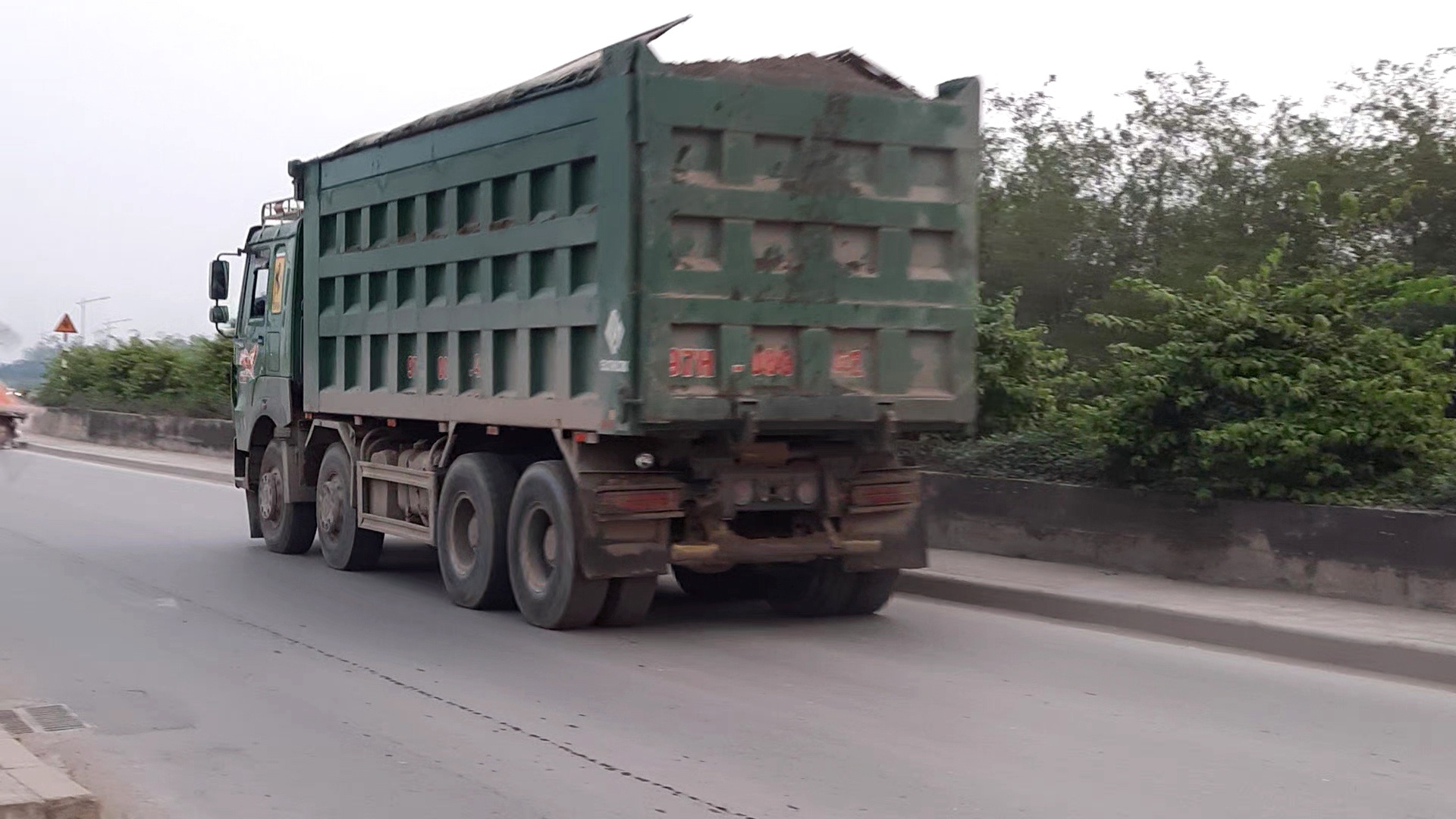 Thời gian gần đ&acirc;y tại đường đ&ecirc; tả s&ocirc;ng Hồng (đoạn từ cầu Thanh Tr&igrave; đi B&aacute;t Tr&agrave;ng thuộc x&atilde; Đ&ocirc;ng Dư, huyện Gia L&acirc;m, TP H&agrave; Nội) xuất hiện t&igrave;nh trạng xe si&ecirc;u trường, si&ecirc;u trọng, c&oacute; biểu hiện qu&aacute; tải hoạt động rầm rộ.