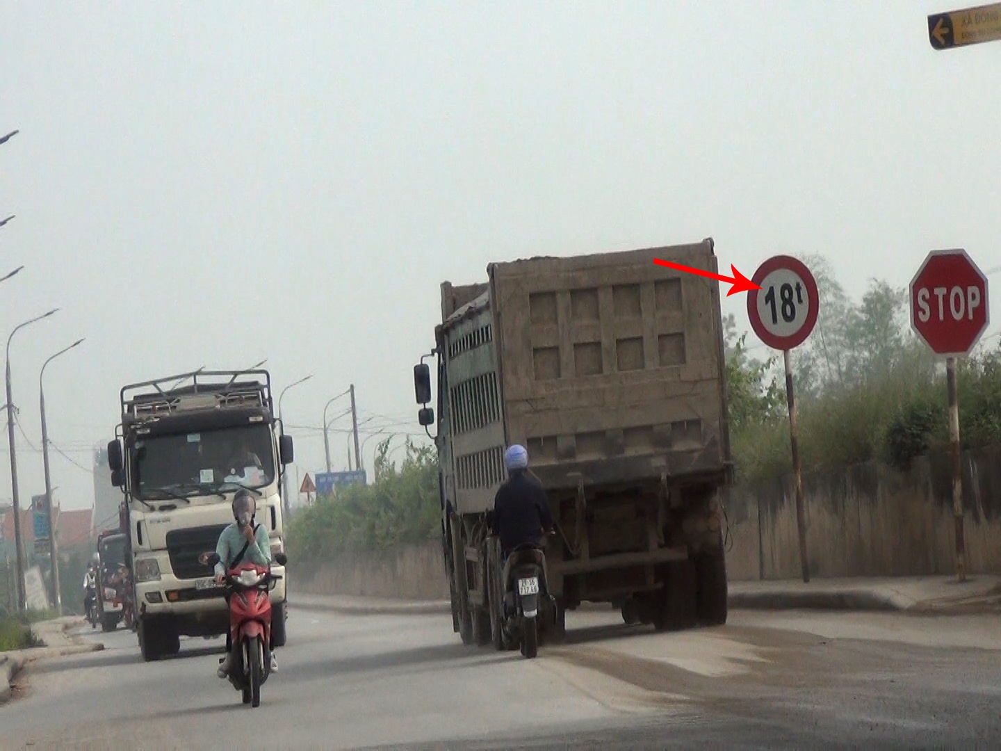 D&ugrave; tuyến đ&ecirc; cấm c&aacute;c phương tiện c&oacute; trọng tải tr&ecirc;n 18 tấn hoạt động, nhưng nhiều chiếc xe c&oacute; tải trọng vượt mức cho ph&eacute;p vẫn "băng băng" tr&ecirc;n đường đ&ecirc; n&agrave;y.