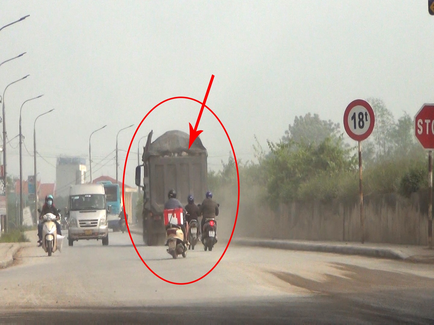 Những chiếc xe chở đ&aacute; hộc chất "c&oacute; ngọn", trọng tải lớn, đ&aacute; th&ograve; cả ra ngo&agrave;i thế n&agrave;y kh&ocirc;ng hiếm gặp tại đ&acirc;y.