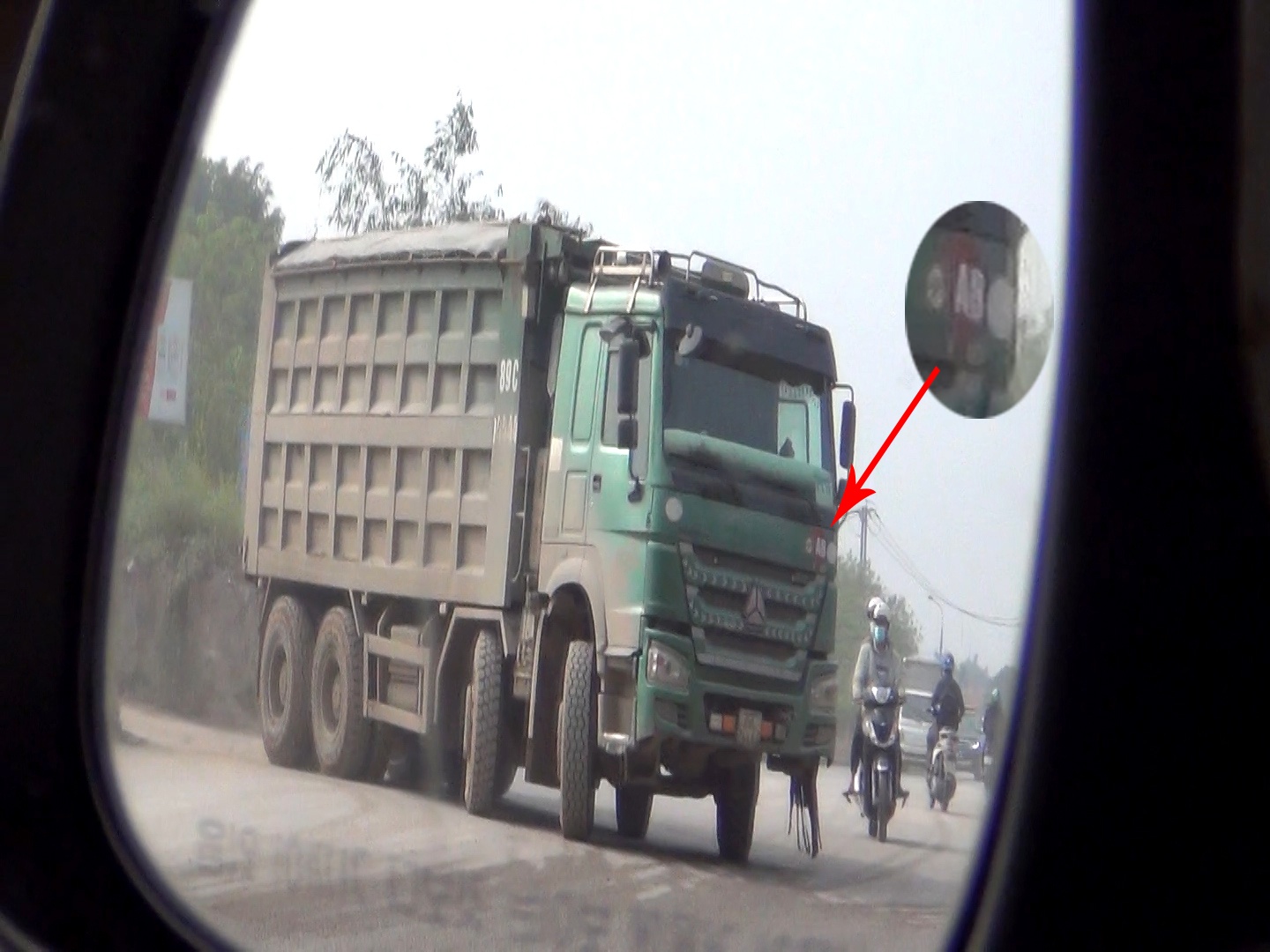 "AB" cũng l&agrave; logo nhiều xe c&oacute; biểu hiện qu&aacute; khổ, qu&aacute; tải d&aacute;n trước đầu xe.