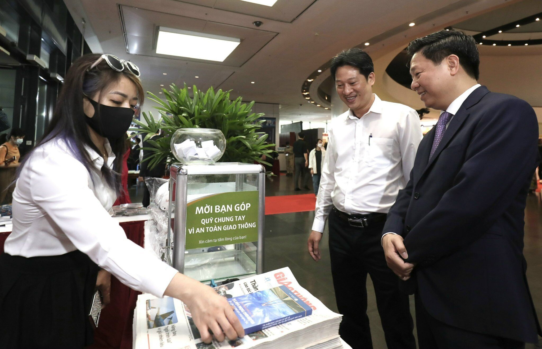 Ph&oacute; trưởng Ban Tuy&ecirc;n gi&aacute;o Trung ương Trần Thanh L&acirc;m thăm gian h&agrave;ng của B&aacute;o Giao th&ocirc;ng từ đầu giờ s&aacute;ng ng&agrave;y khai mạc Hội B&aacute;o.