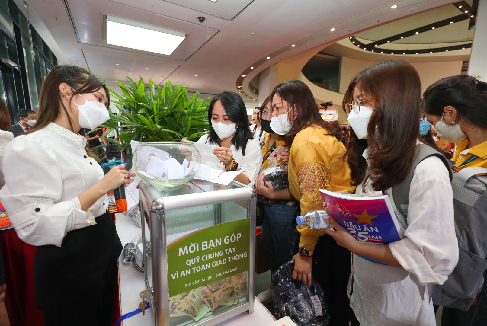 Ngo&agrave;i những c&acirc;u hỏi t&igrave;m hiểu kiến thức an to&agrave;n giao th&ocirc;ng, tại gian h&agrave;ng B&aacute;o Giao th&ocirc;ng, kh&aacute;ch thăm quan Hội B&aacute;o 2022 c&ograve;n được bốc thăm cả những c&acirc;u hỏi t&igrave;m hiểu về Hội Nh&agrave; b&aacute;o Việt Nam.