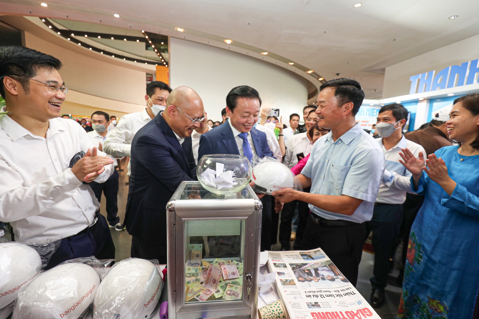 Bộ trưởng Bộ T&agrave;i nguy&ecirc;n v&agrave; m&ocirc;i trường Trần Hồng H&agrave; th&iacute;ch th&uacute; bốc thăm c&acirc;u hỏi t&igrave;m hiểu về ATGT tại gian h&agrave;ng B&aacute;o Giao th&ocirc;ng. Tổng Bi&ecirc;n tập B&aacute;o Giao th&ocirc;ng Nguyễn B&aacute; Ki&ecirc;n tr&acirc;n trọng trao qu&agrave; tặng l&agrave; 1 chiếc mũ bảo hiểm khi Bộ trưởng Trần Hồng H&agrave; trả lời đ&uacute;ng c&acirc;u hỏi.