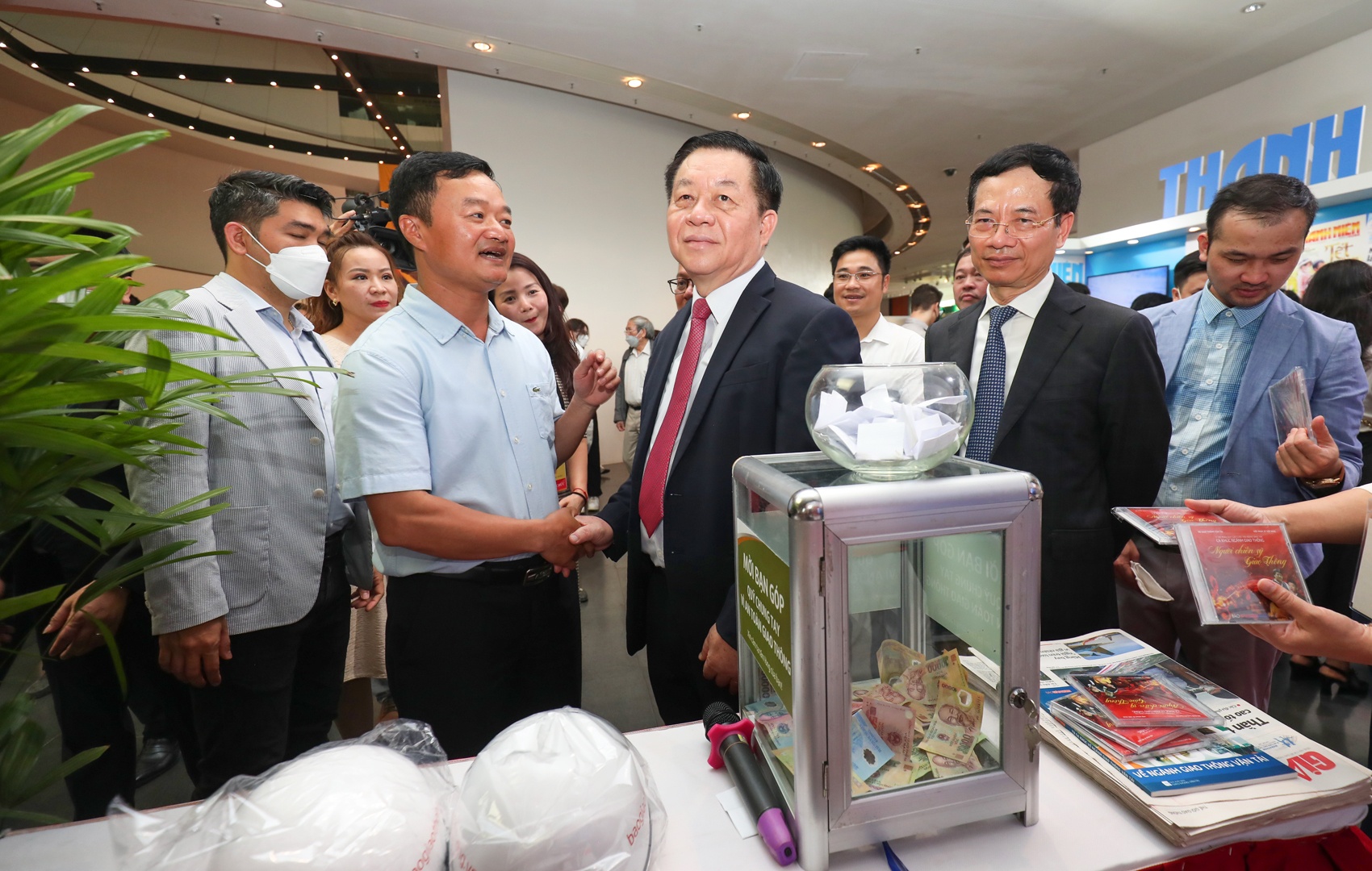 Sau lễ khai mạc Hội B&aacute;o, Trưởng Ban Tuy&ecirc;n gi&aacute;o Trung ương Nguyễn Trọng Nghĩa, Bộ trưởng Bộ Th&ocirc;ng tin v&agrave; truyền th&ocirc;ng Nguyễn Mạnh H&ugrave;ng đ&atilde; tới thăm gian h&agrave;ng của B&aacute;o Giao th&ocirc;ng.